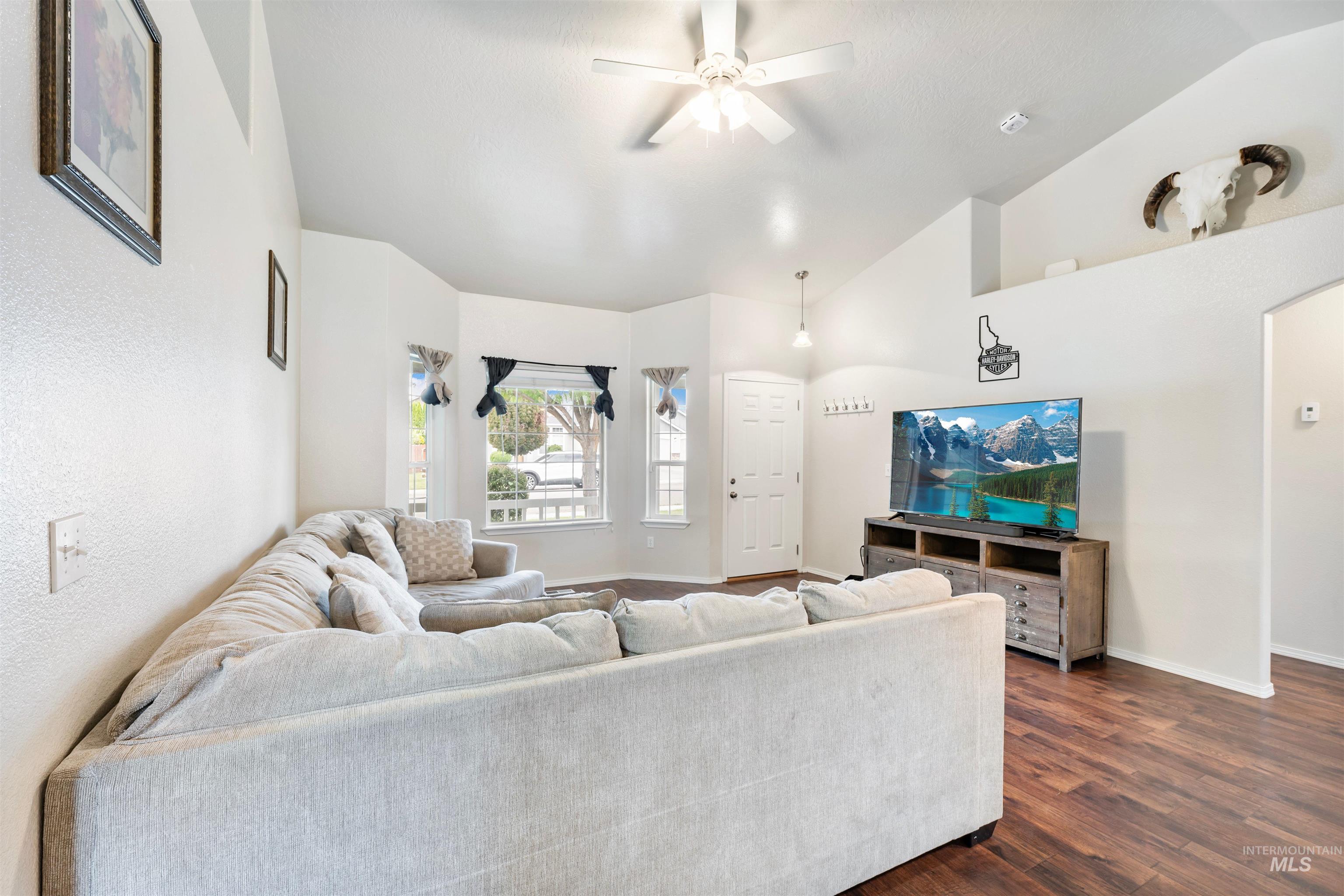 305 W Quaking Aspen Ln., Kuna, Idaho 83634, 3 Bedrooms, 2 Bathrooms, Residential For Sale, Price $399,500,MLS 98998029