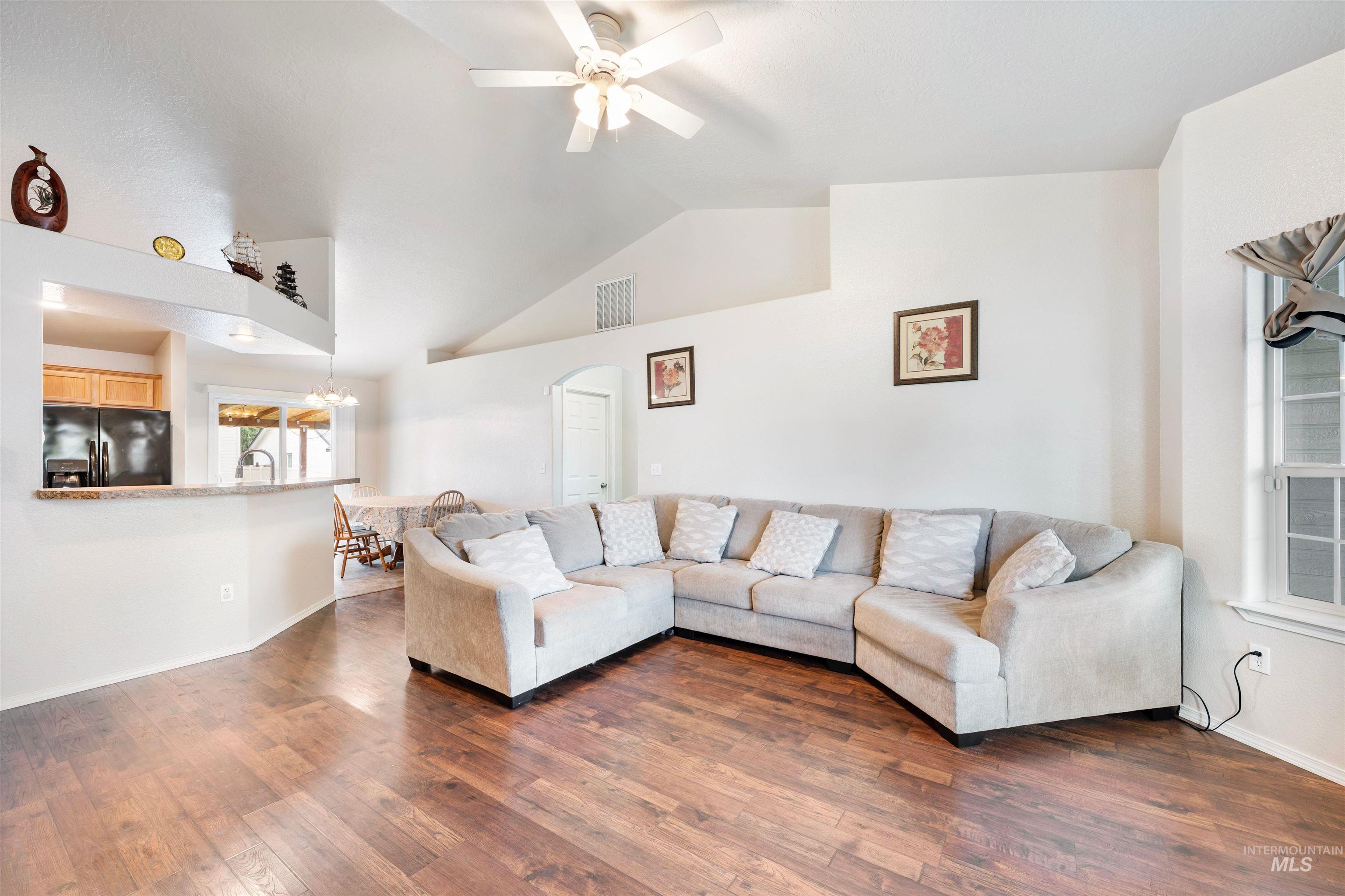 305 W Quaking Aspen Ln., Kuna, Idaho 83634, 3 Bedrooms, 2 Bathrooms, Residential For Sale, Price $399,500,MLS 98998029