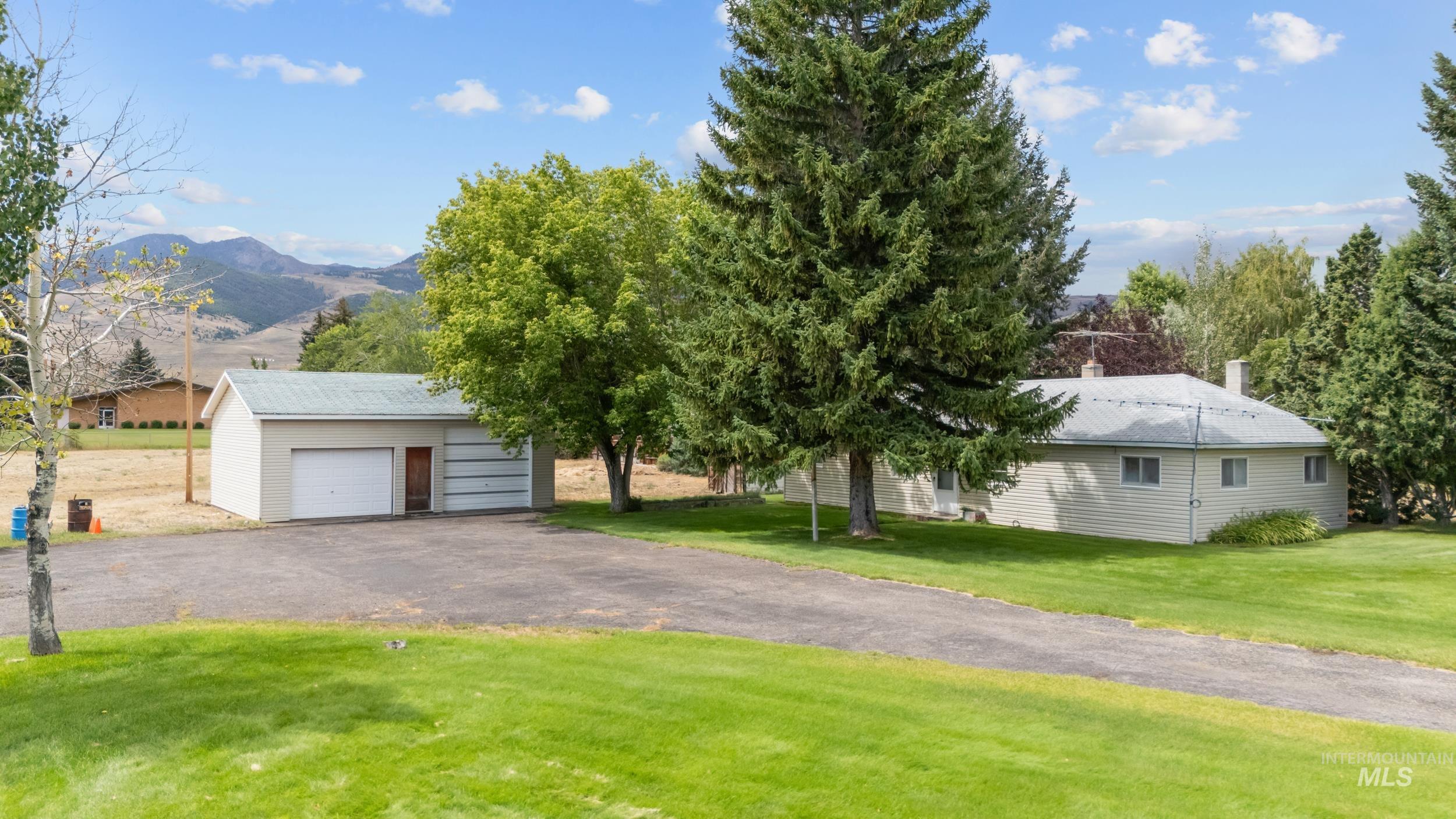 410 E Custer St, Mackay, Idaho 83251, 3 Bedrooms, 2 Bathrooms, Residential For Sale, Price $449,000,MLS 98998037