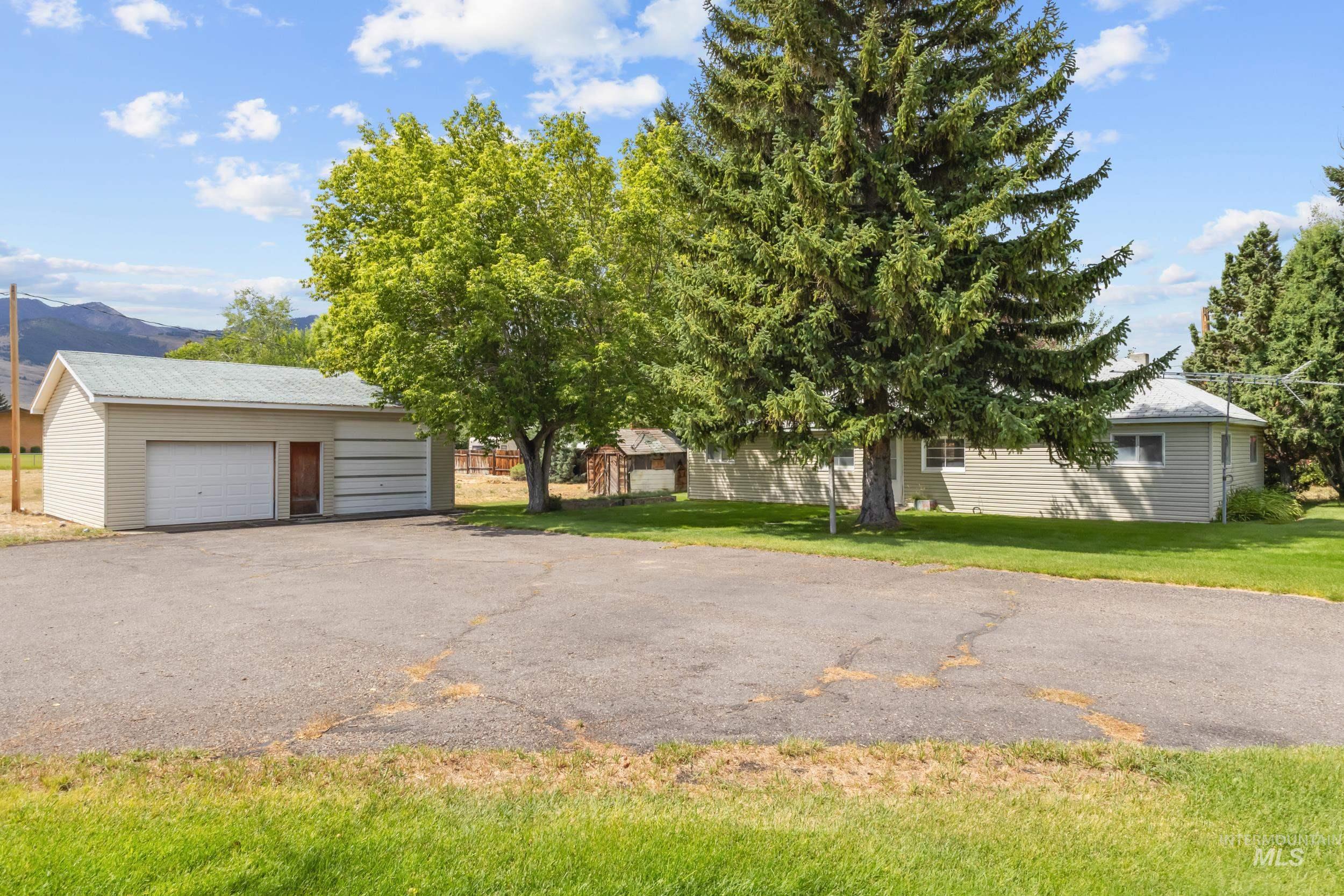 410 E Custer St, Mackay, Idaho 83251, 3 Bedrooms, 2 Bathrooms, Residential For Sale, Price $449,000,MLS 98998037