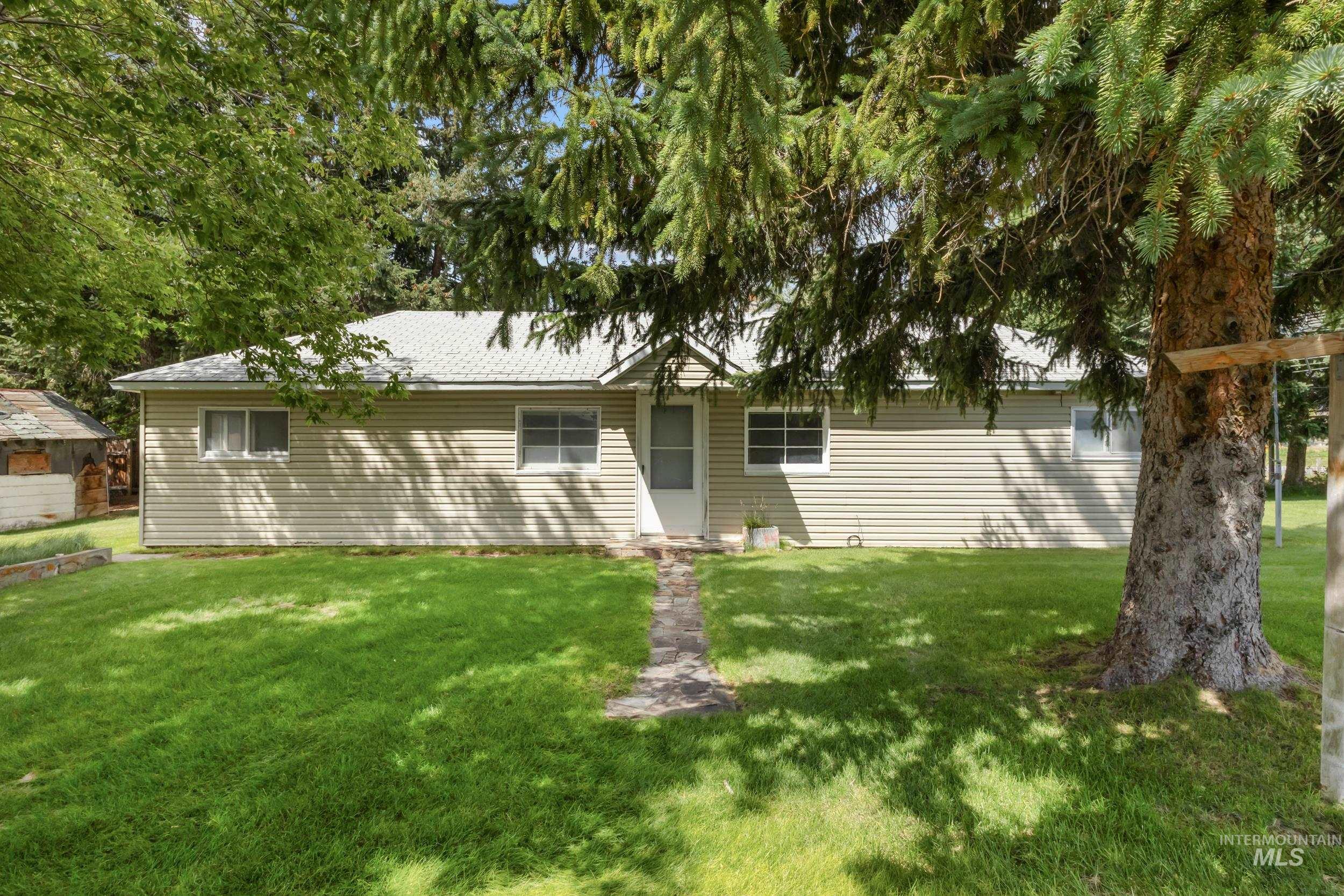 410 E Custer St, Mackay, Idaho 83251, 3 Bedrooms, 2 Bathrooms, Residential For Sale, Price $449,000,MLS 98998037