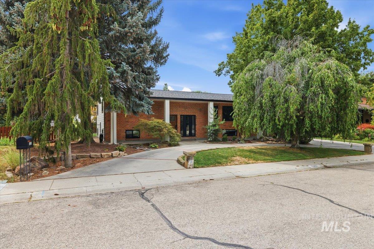 5203 N Sorrento Dr, Boise, Idaho 83704, 4 Bedrooms, 3 Bathrooms, Residential For Sale, Price $849,900, 98998044