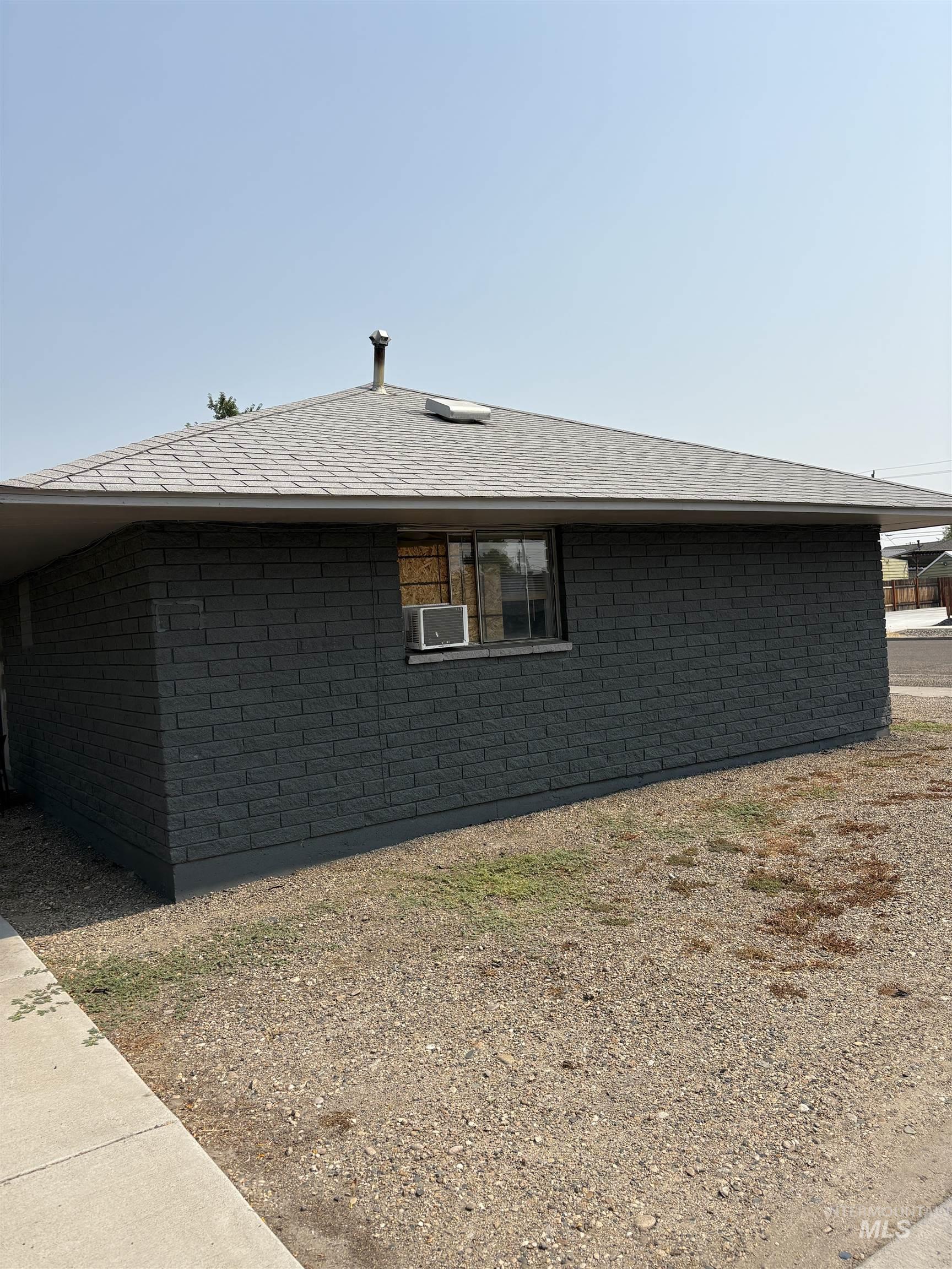 411 NW 1st street, Ontario, Oregon 97914, 2 Bedrooms, 1 Bathroom, Residential Income For Sale, Price $695,000,MLS 98998047