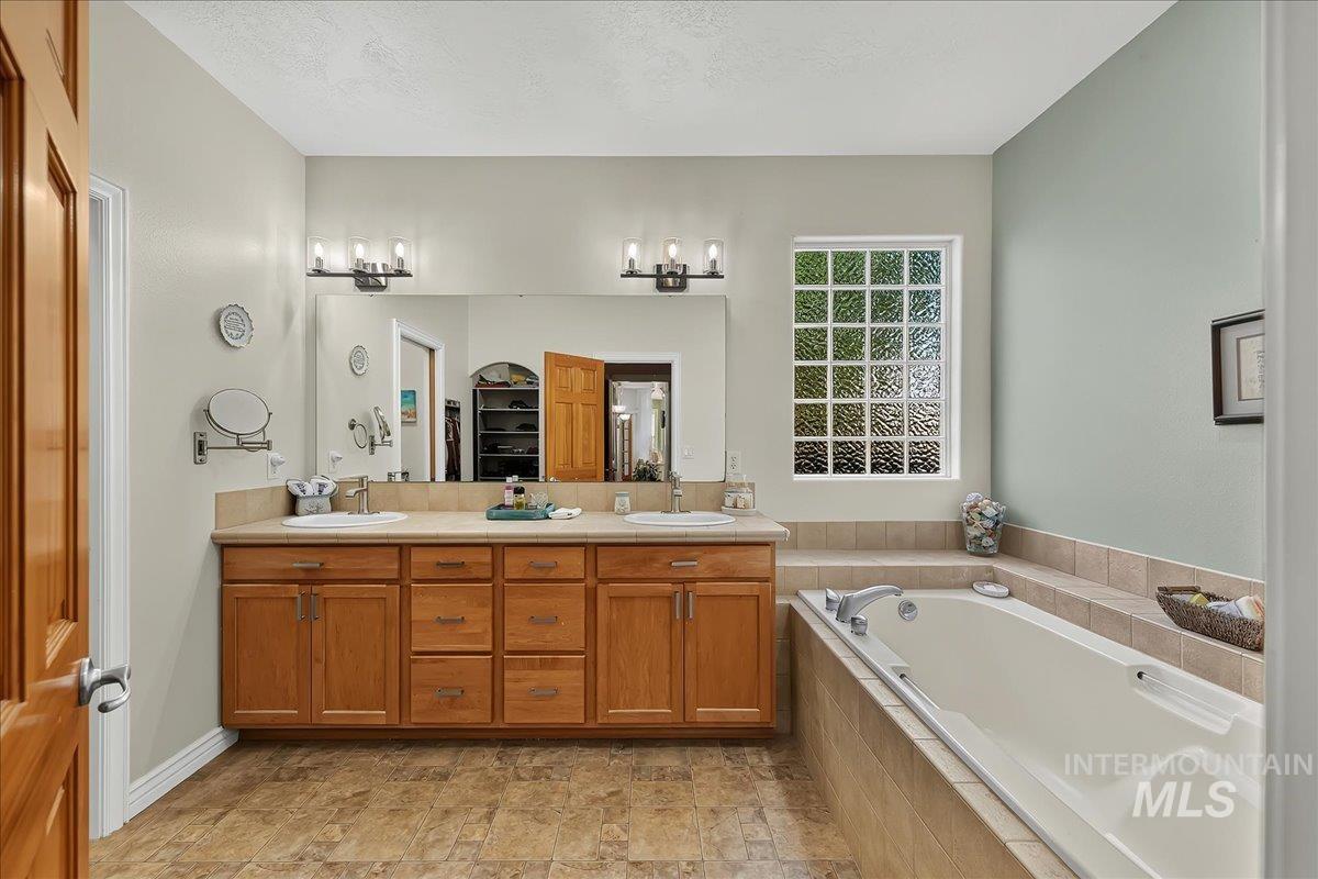 3454 S Shortleaf Ave., Boise, Idaho 83716, 3 Bedrooms, 3.5 Bathrooms, Residential For Sale, Price $995,000,MLS 98998058