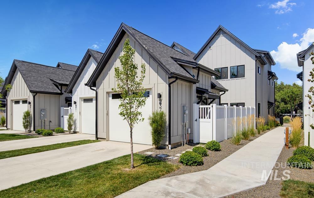 237 W Highland St, Boise, Idaho 83706, 2 Bedrooms, 2.5 Bathrooms, Residential For Sale, Price $565,000,MLS 98998079