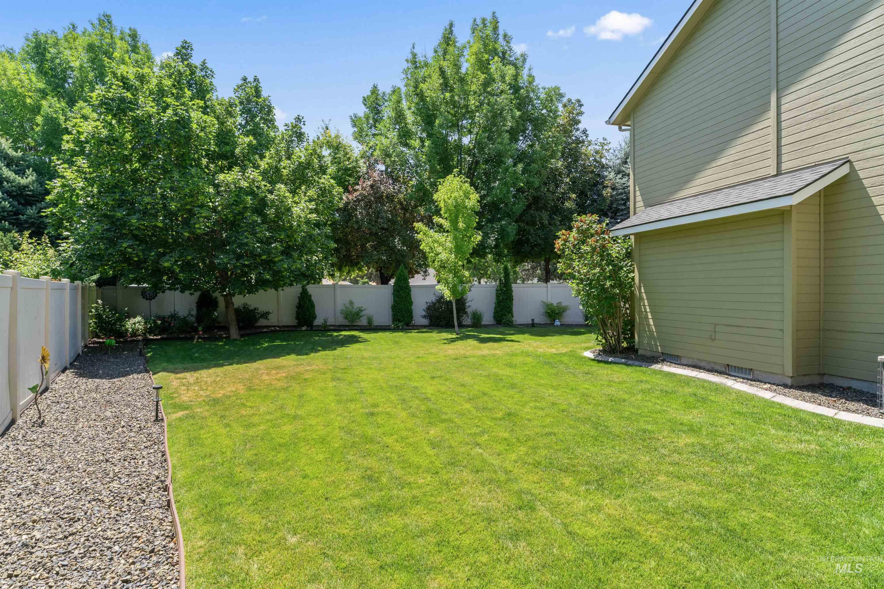 4521 W Quaker Ridge Drive, Meridian, Idaho 83646, 4 Bedrooms, 2.5 Bathrooms, Residential For Sale, Price $519,900,MLS 98998087