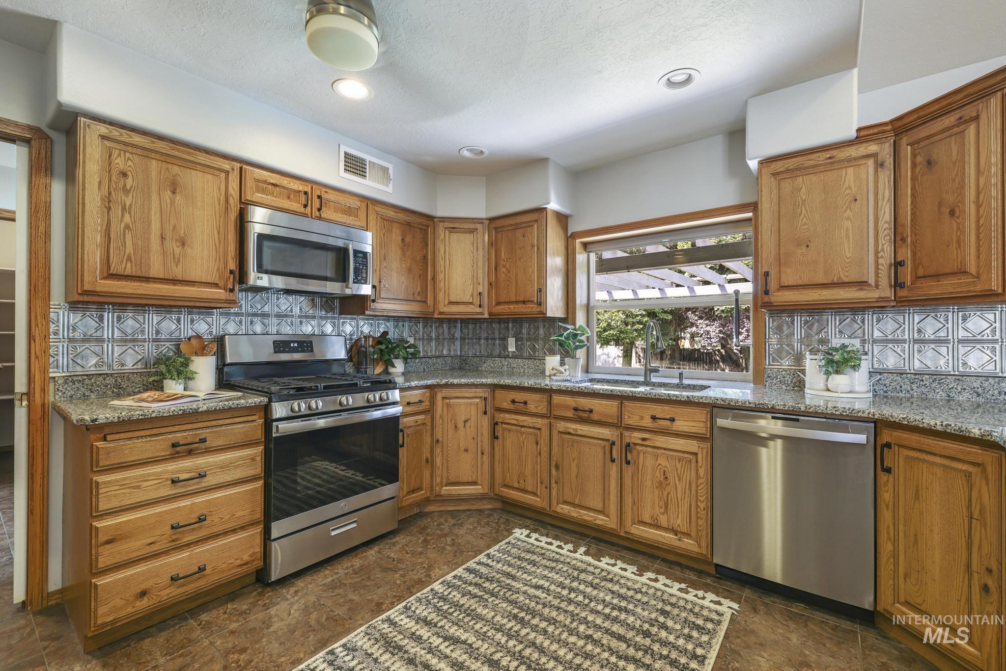 2047 Candlewood Cir, Twin Falls, Idaho 83301, 5 Bedrooms, 3.5 Bathrooms, Residential For Sale, Price $599,000,MLS 98998108
