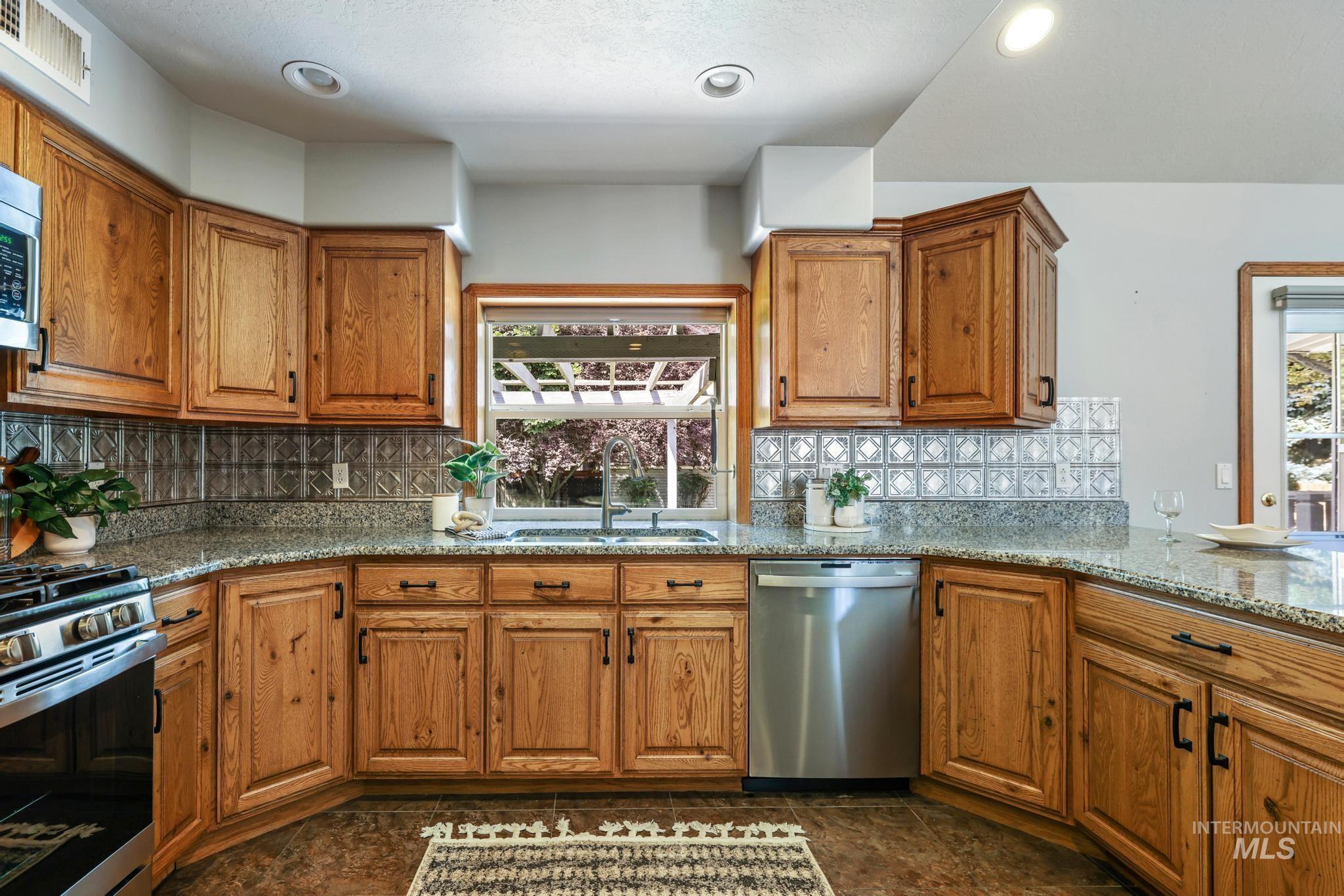 2047 Candlewood Cir, Twin Falls, Idaho 83301, 5 Bedrooms, 3.5 Bathrooms, Residential For Sale, Price $599,000,MLS 98998108