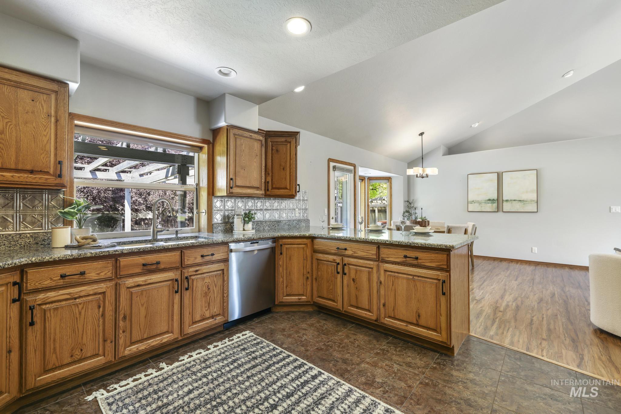 2047 Candlewood Cir, Twin Falls, Idaho 83301, 5 Bedrooms, 3.5 Bathrooms, Residential For Sale, Price $599,000,MLS 98998108