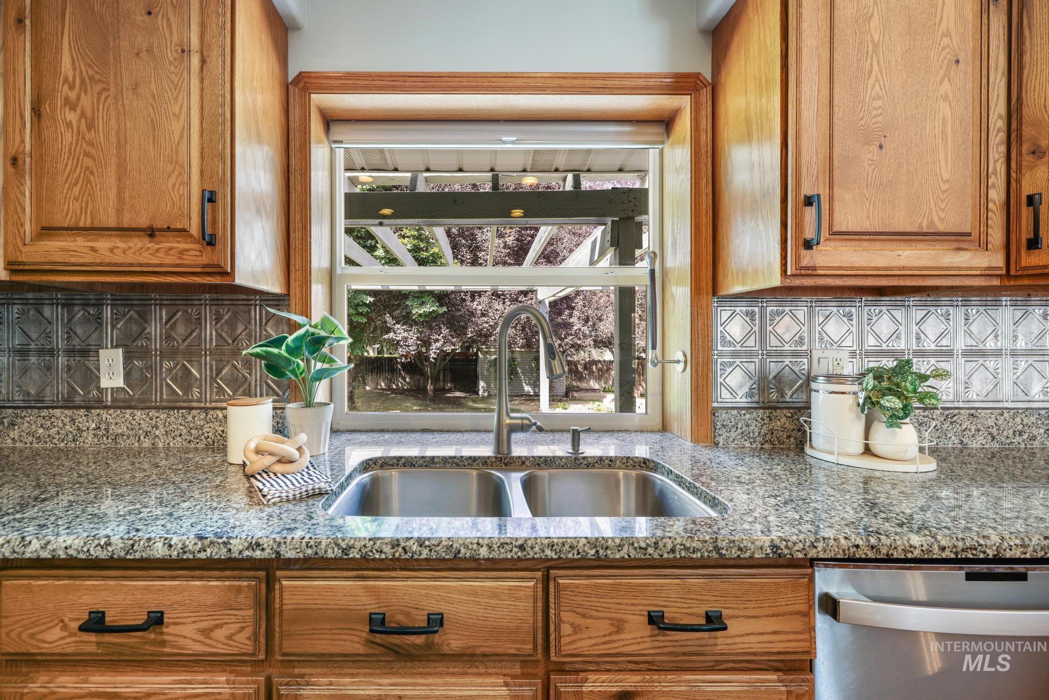 2047 Candlewood Cir, Twin Falls, Idaho 83301, 5 Bedrooms, 3.5 Bathrooms, Residential For Sale, Price $599,000,MLS 98998108