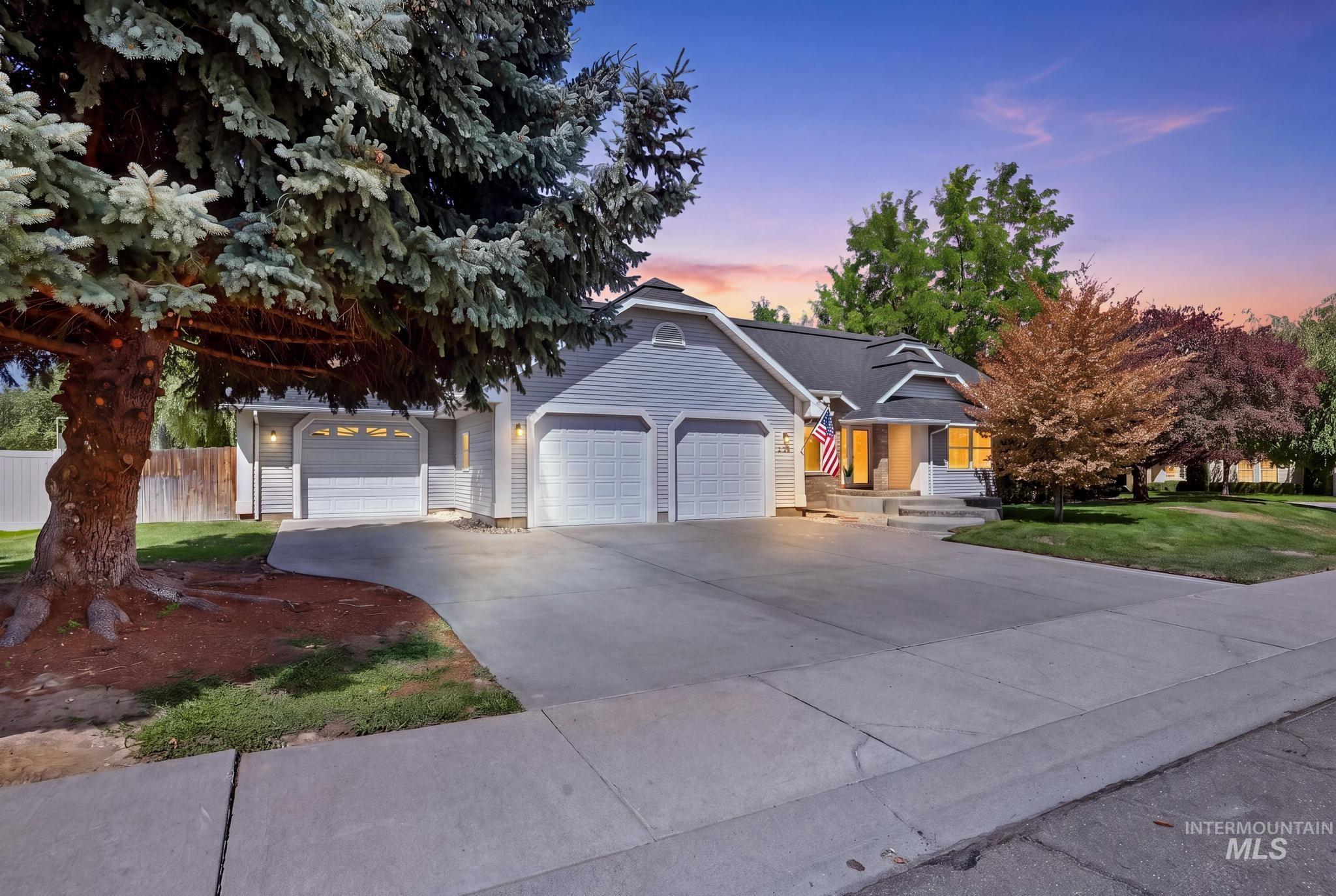 2047 Candlewood Cir, Twin Falls, Idaho 83301, 5 Bedrooms, 3.5 Bathrooms, Residential For Sale, Price $599,000,MLS 98998108