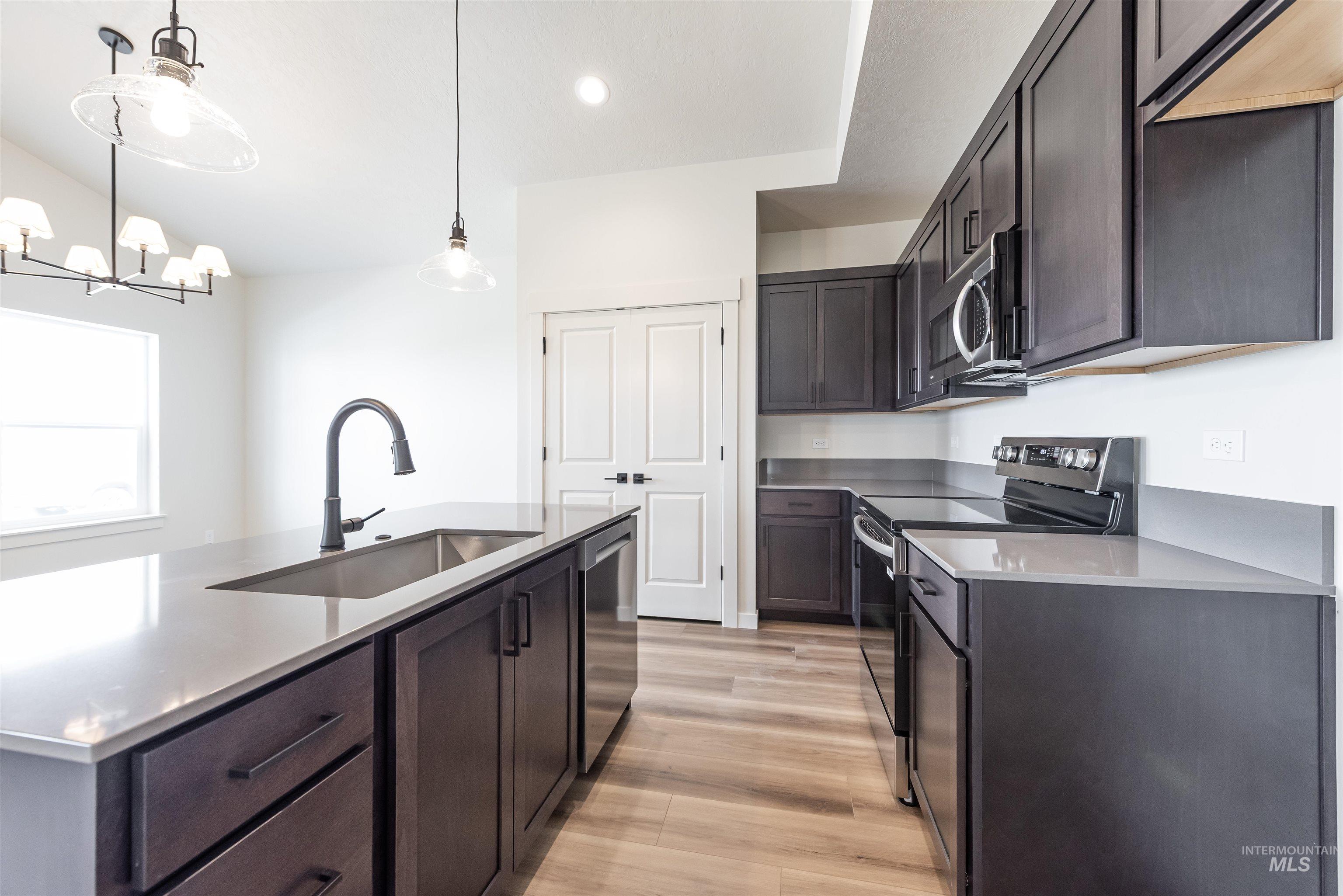 345 E Chevy Dr., Boise, Idaho 83716, 2 Bedrooms, 2 Bathrooms, Residential For Sale, Price $399,900,MLS 98998117