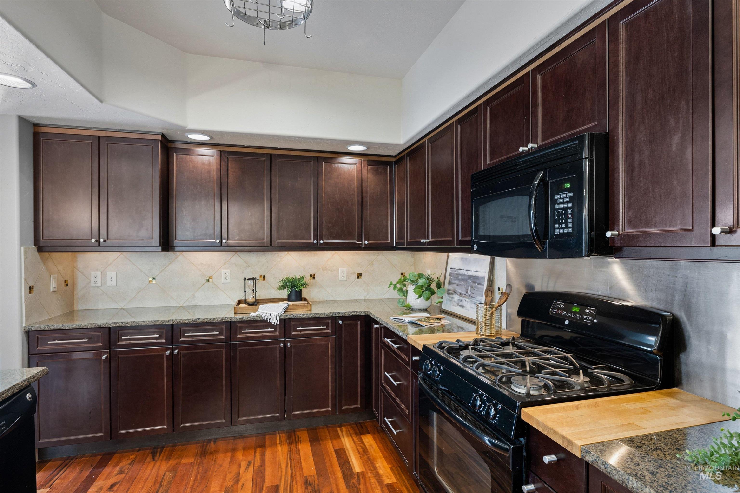 4422 N Mackenzie Lane, Boise, Idaho 83703, 2 Bedrooms, 2.5 Bathrooms, Residential For Sale, Price $515,000, 98998118