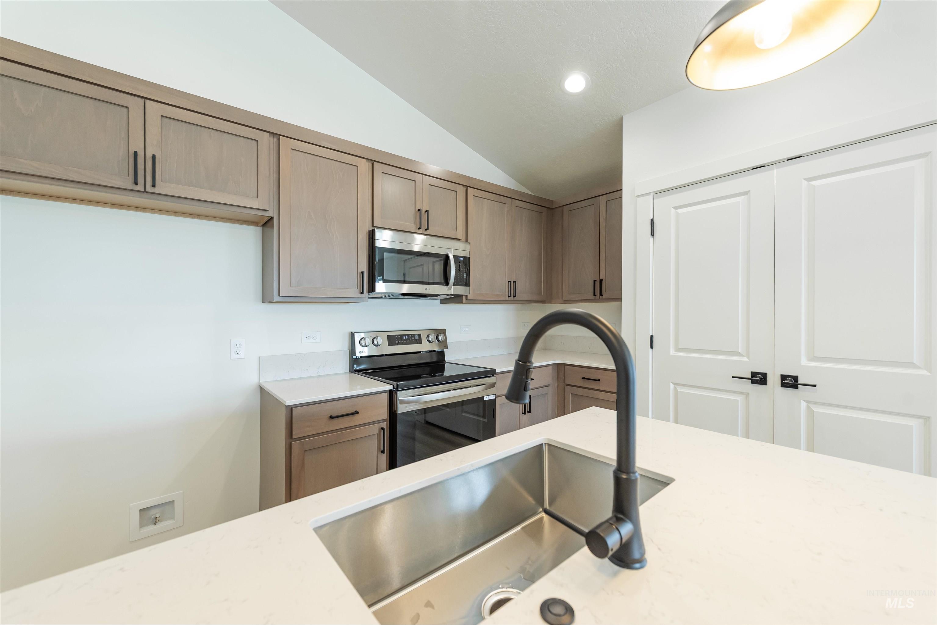 355 E. Chevy Dr., Boise, Idaho 83716, 3 Bedrooms, 2 Bathrooms, Residential For Sale, Price $374,900,MLS 98998137