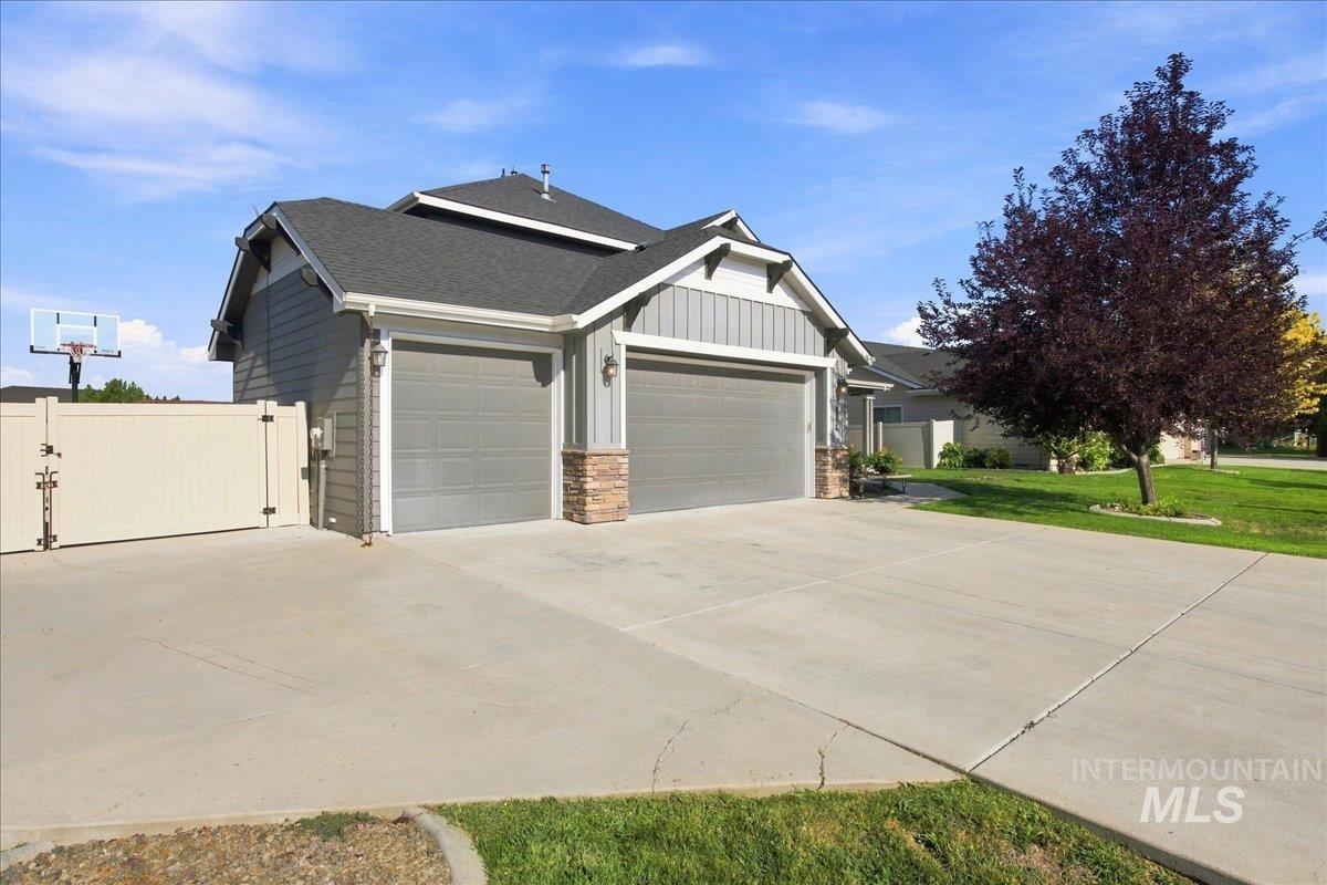 12562 S Carriage Hill Way, Nampa, Idaho 83686, 5 Bedrooms, 3.5 Bathrooms, Residential For Sale, Price $710,000, 98998146