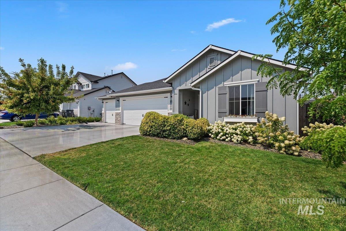 730 W Treehouse Way, Kuna, Idaho 83634, 3 Bedrooms, 2 Bathrooms, Residential For Sale, Price $444,500,MLS 98998160