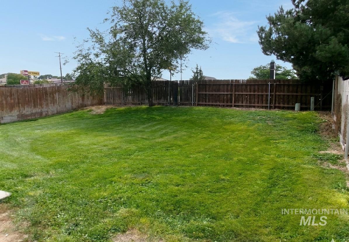 2807 Laurel Way, Nampa, Idaho 83686, 3 Bedrooms, 2.5 Bathrooms, Residential For Sale, Price $344,900,MLS 98998164