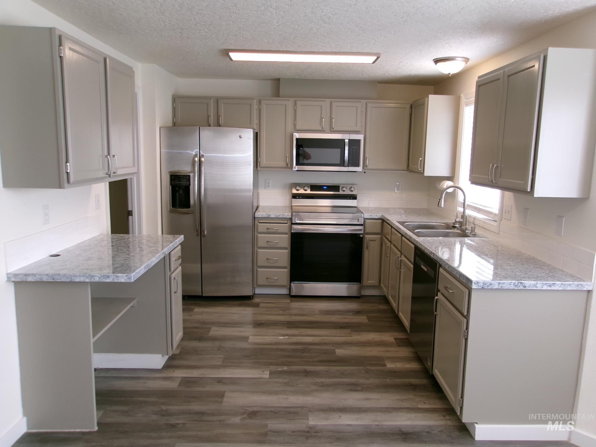 2807 Laurel Way, Nampa, Idaho 83686, 3 Bedrooms, 2.5 Bathrooms, Residential For Sale, Price $344,900,MLS 98998164