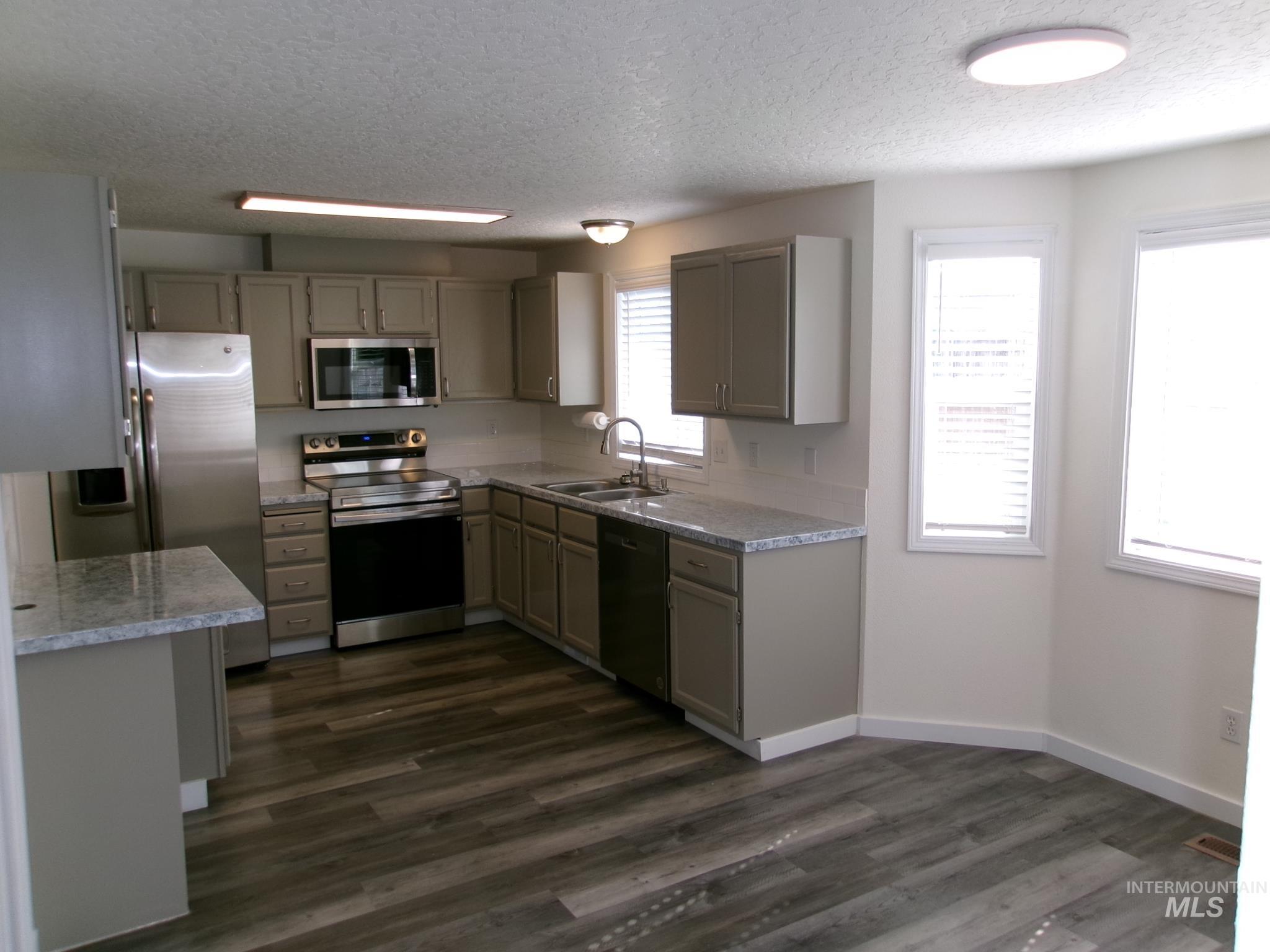 2807 Laurel Way, Nampa, Idaho 83686, 3 Bedrooms, 2.5 Bathrooms, Residential For Sale, Price $344,900,MLS 98998164