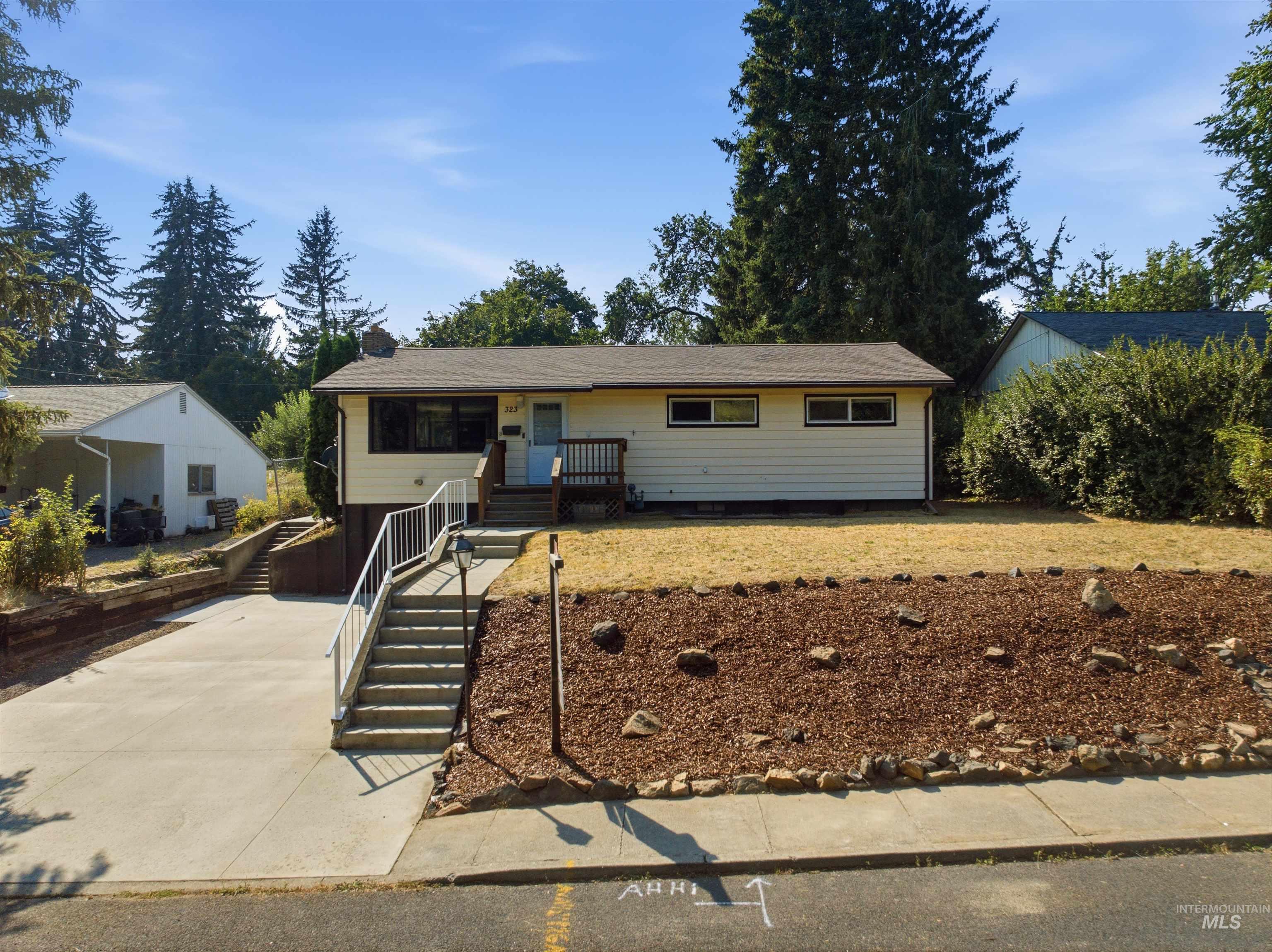 323 N Grant St, Moscow, Idaho 83843, 5 Bedrooms, 2 Bathrooms, Residential For Sale, Price $480,000,MLS 98998167