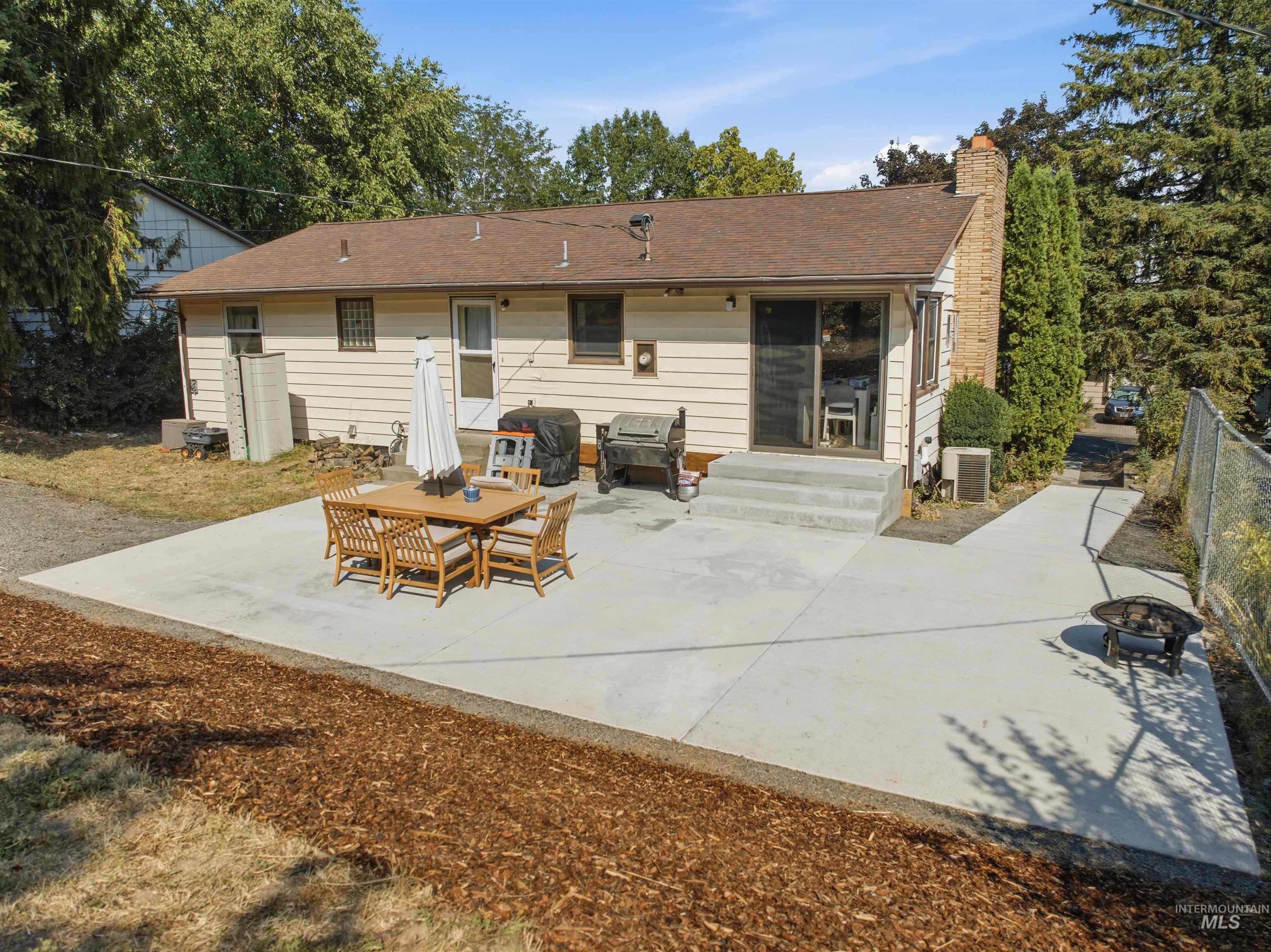 323 N Grant St, Moscow, Idaho 83843, 5 Bedrooms, 2 Bathrooms, Residential For Sale, Price $480,000,MLS 98998167