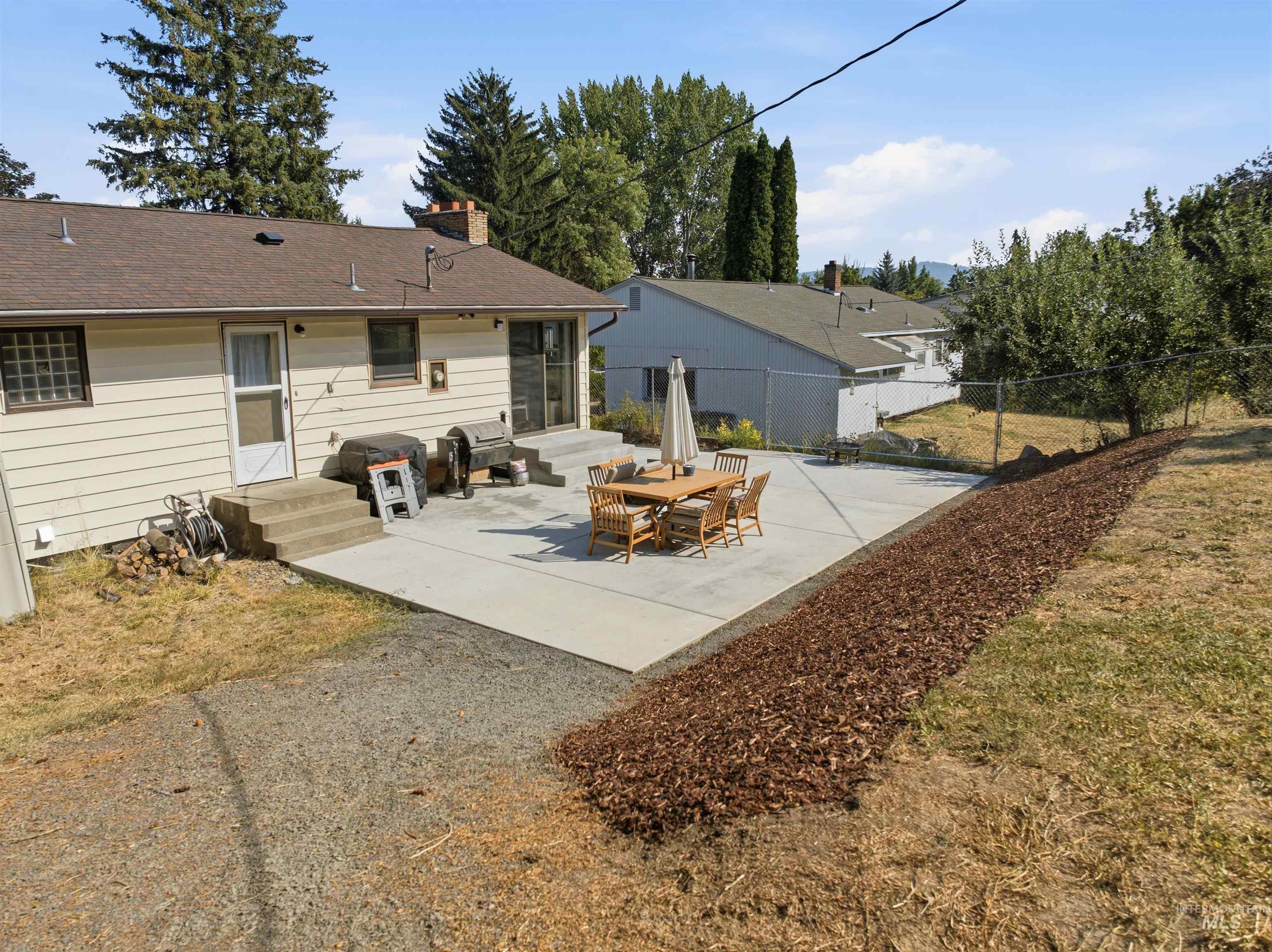 323 N Grant St, Moscow, Idaho 83843, 5 Bedrooms, 2 Bathrooms, Residential For Sale, Price $480,000,MLS 98998167