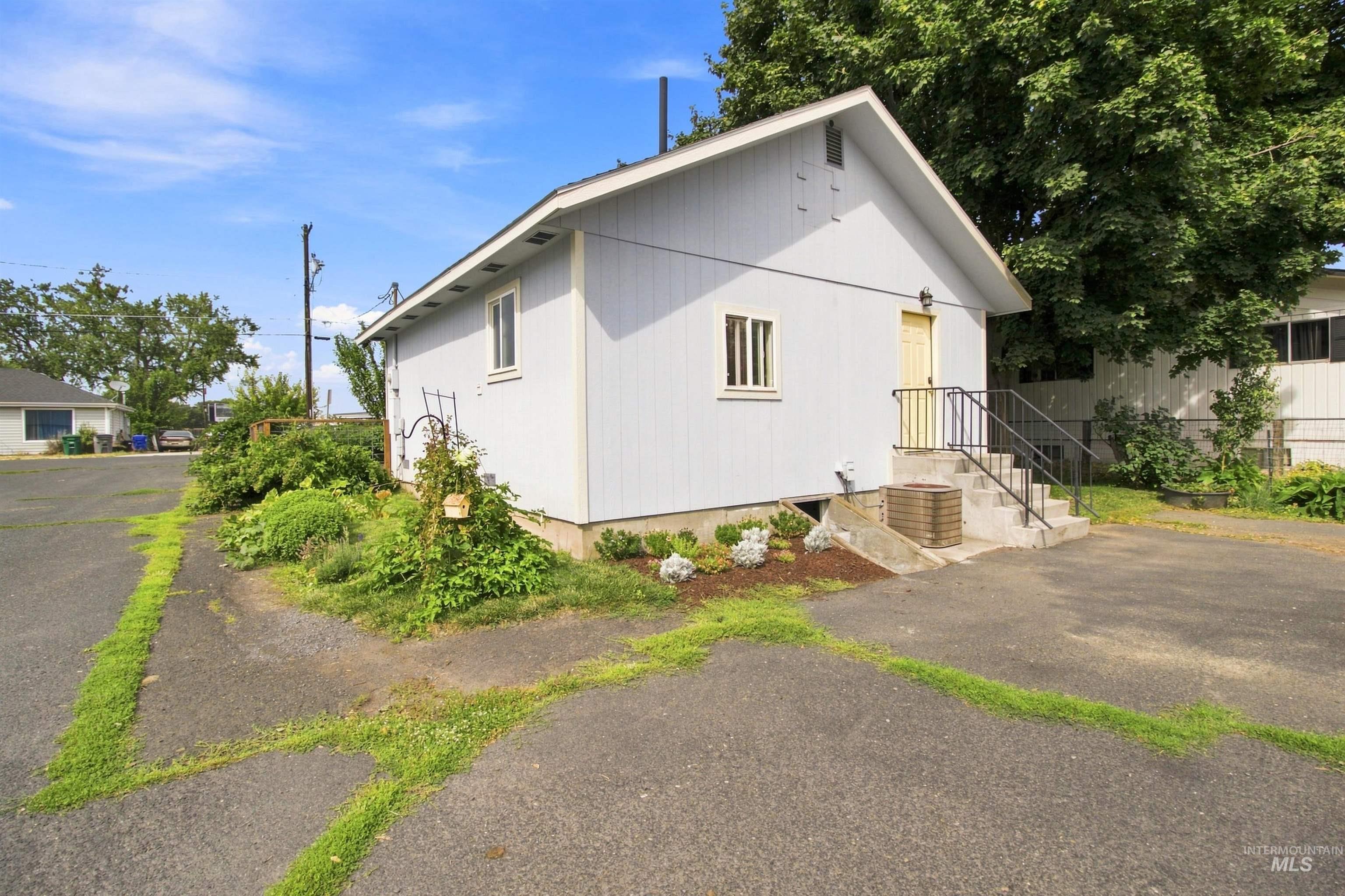 1232 & 1232 1/2 Grelle Ave., Lewiston, Idaho 83501, 5 Bedrooms, 4 Bathrooms, Residential For Sale, Price $463,000,MLS 98998172