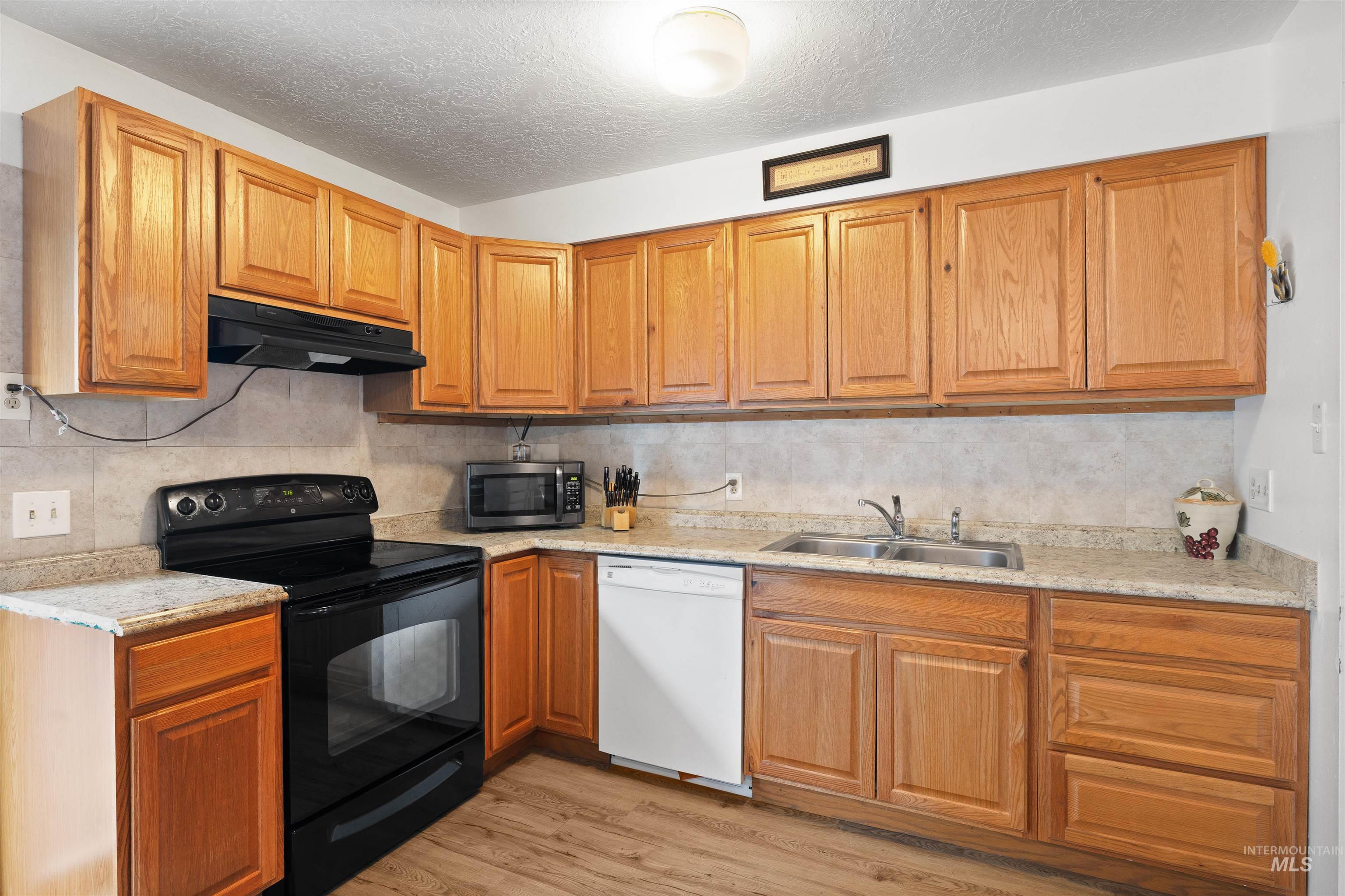 386 Crestview Dr, Twin Falls, Idaho 83301, 4 Bedrooms, 2 Bathrooms, Residential For Sale, Price $385,900,MLS 98998177