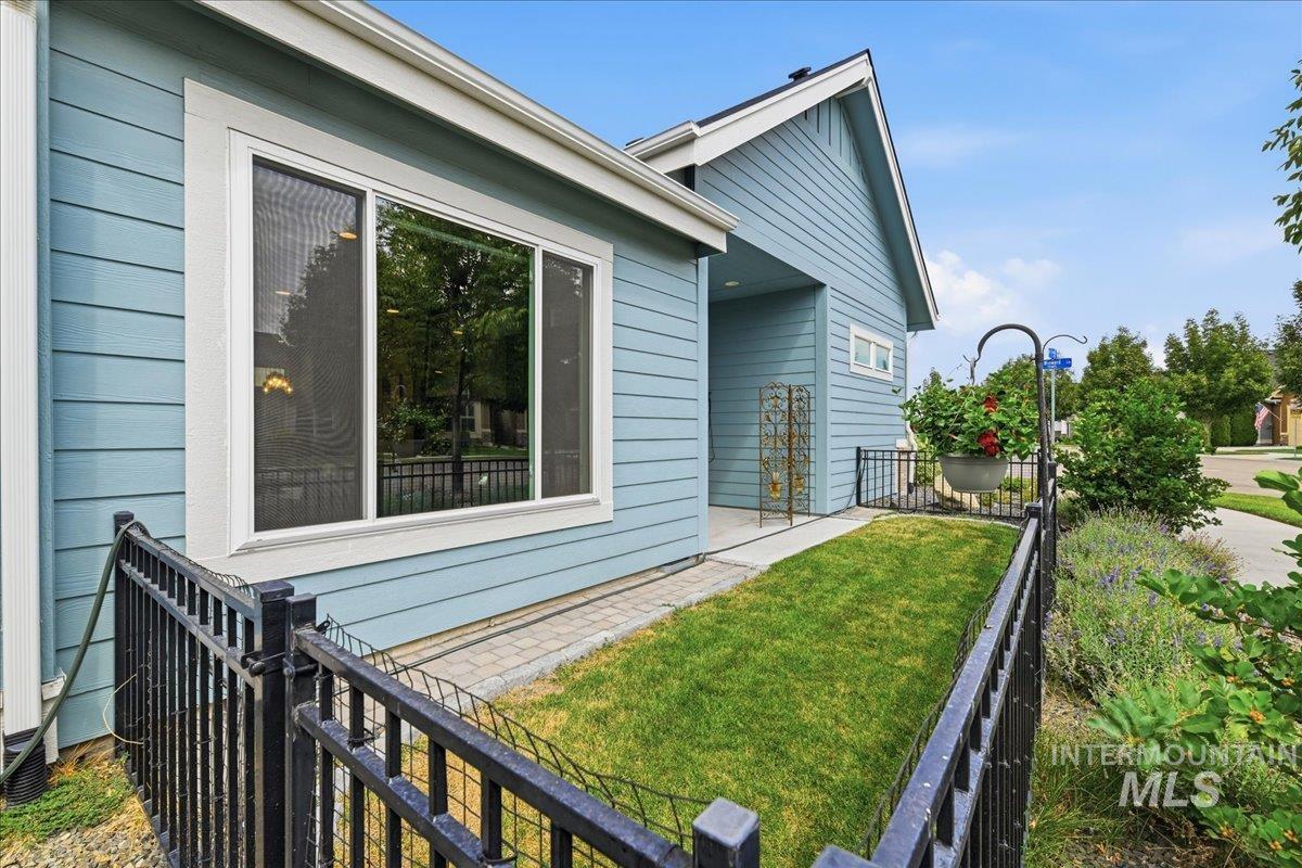6151 N Winward Lane, Meridian, Idaho 83646, 3 Bedrooms, 2 Bathrooms, Residential For Sale, Price $570,000,MLS 98998189