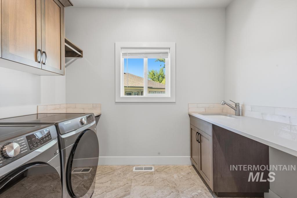 1250 N Parkshire Way, Meridian, Idaho 83642, 3 Bedrooms, 2.5 Bathrooms, Residential For Sale, Price $634,900,MLS 98998191