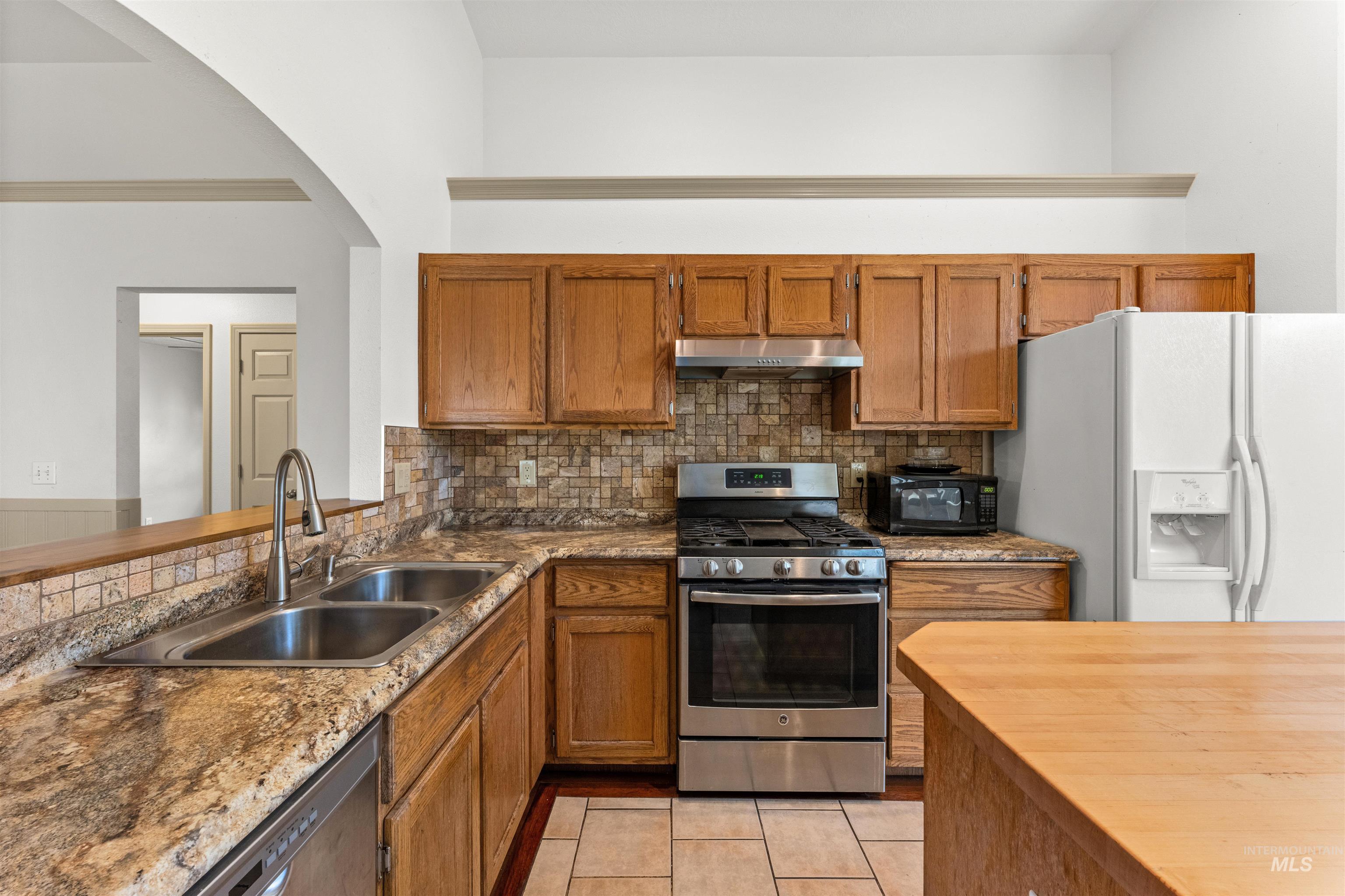 677 N Shady Grove Way, Kuna, Idaho 83634, 3 Bedrooms, 2 Bathrooms, Residential For Sale, Price $325,000,MLS 98998205