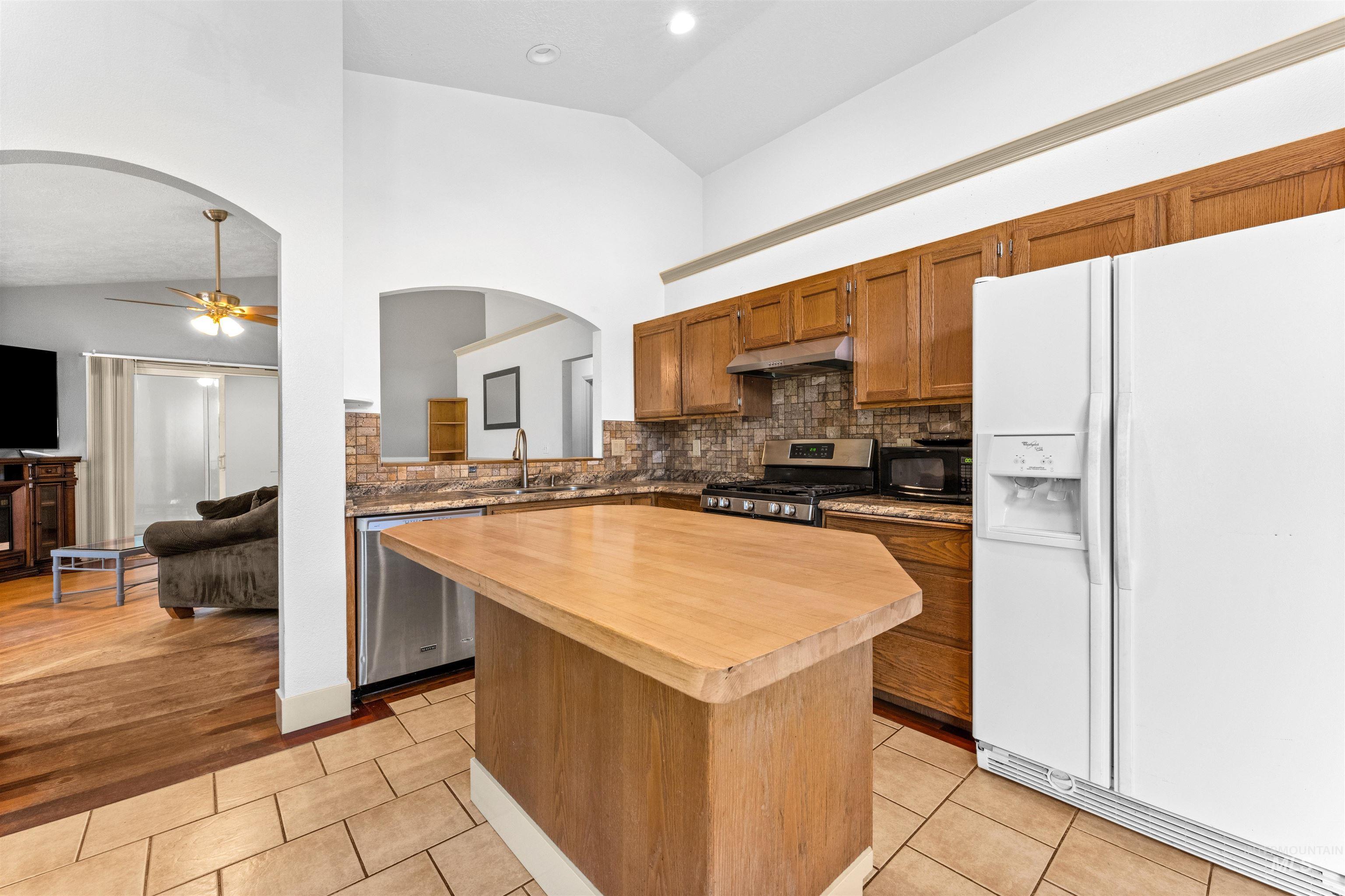 677 N Shady Grove Way, Kuna, Idaho 83634, 3 Bedrooms, 2 Bathrooms, Residential For Sale, Price $325,000,MLS 98998205