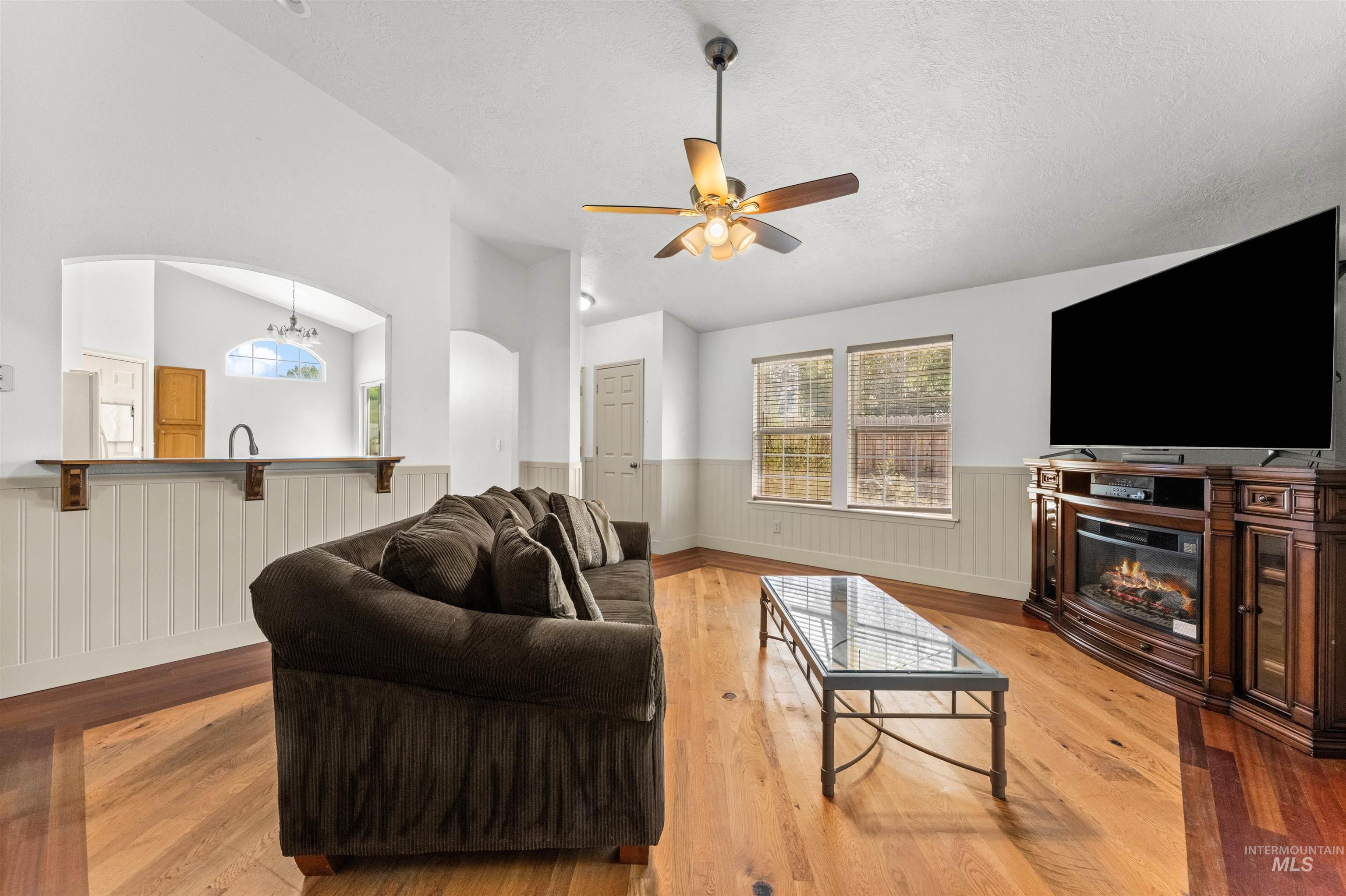 677 N Shady Grove Way, Kuna, Idaho 83634, 3 Bedrooms, 2 Bathrooms, Residential For Sale, Price $325,000,MLS 98998205
