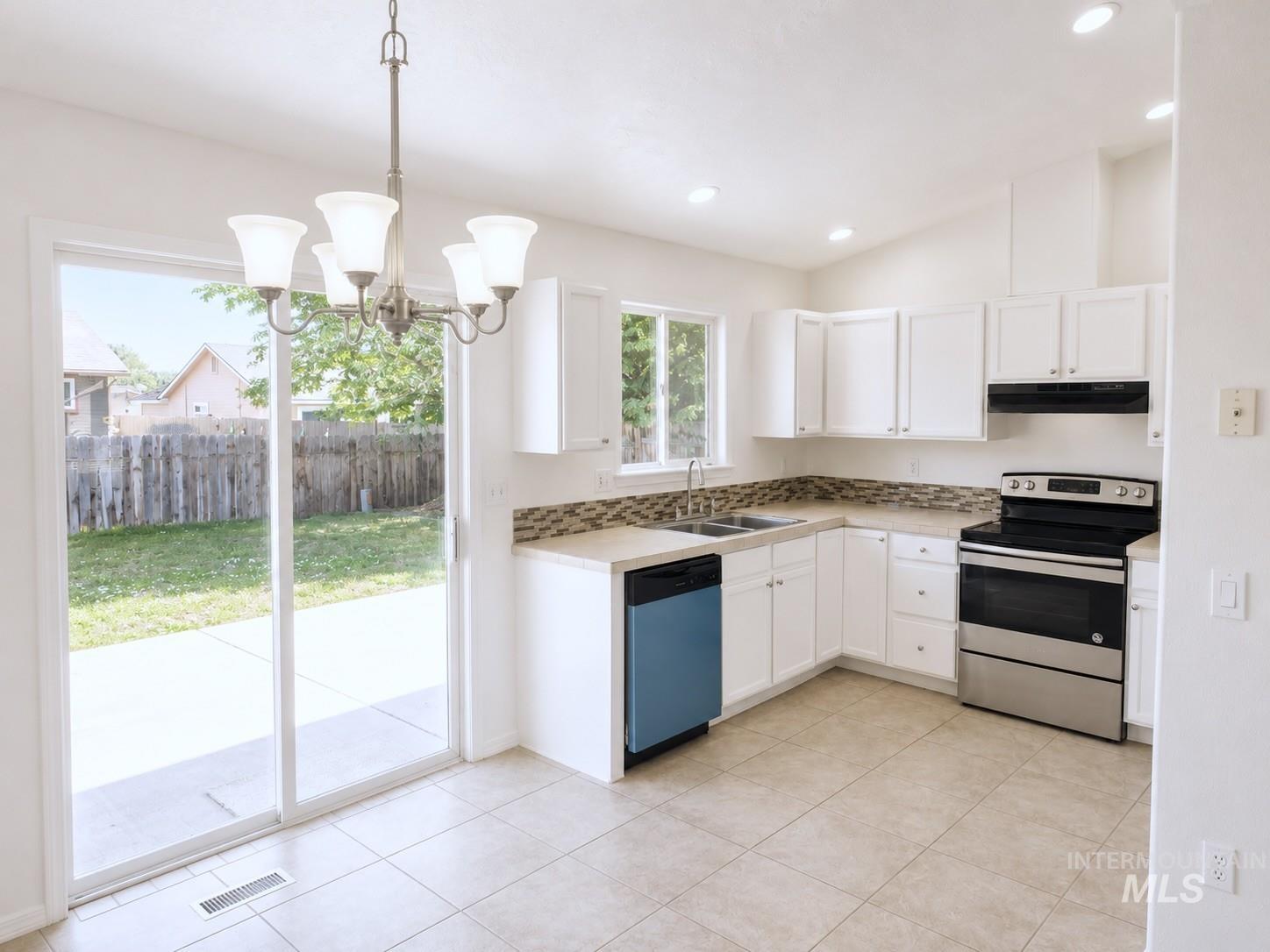 528 Pennsylvania ct, Nampa, Idaho 83686, 3 Bedrooms, 3 Bathrooms, Residential For Sale, Price $375,900,MLS 98998210
