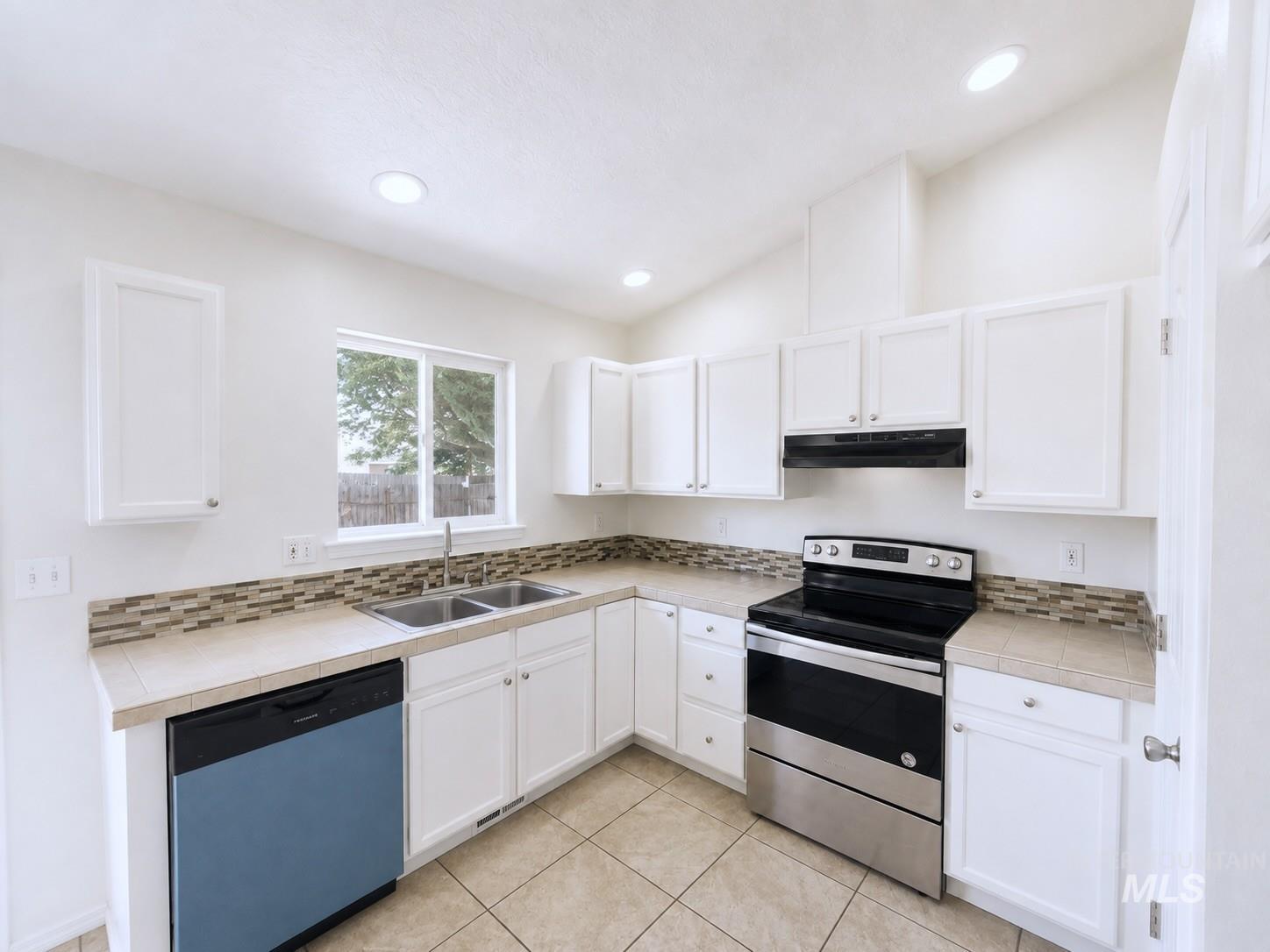 528 Pennsylvania ct, Nampa, Idaho 83686, 3 Bedrooms, 3 Bathrooms, Residential For Sale, Price $375,900,MLS 98998210