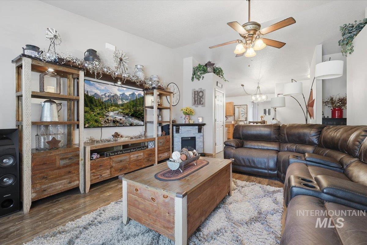 105 Silver Sage Pl, Homedale, Idaho 83628, 4 Bedrooms, 2.5 Bathrooms, Residential For Sale, Price $479,900,MLS 98998219