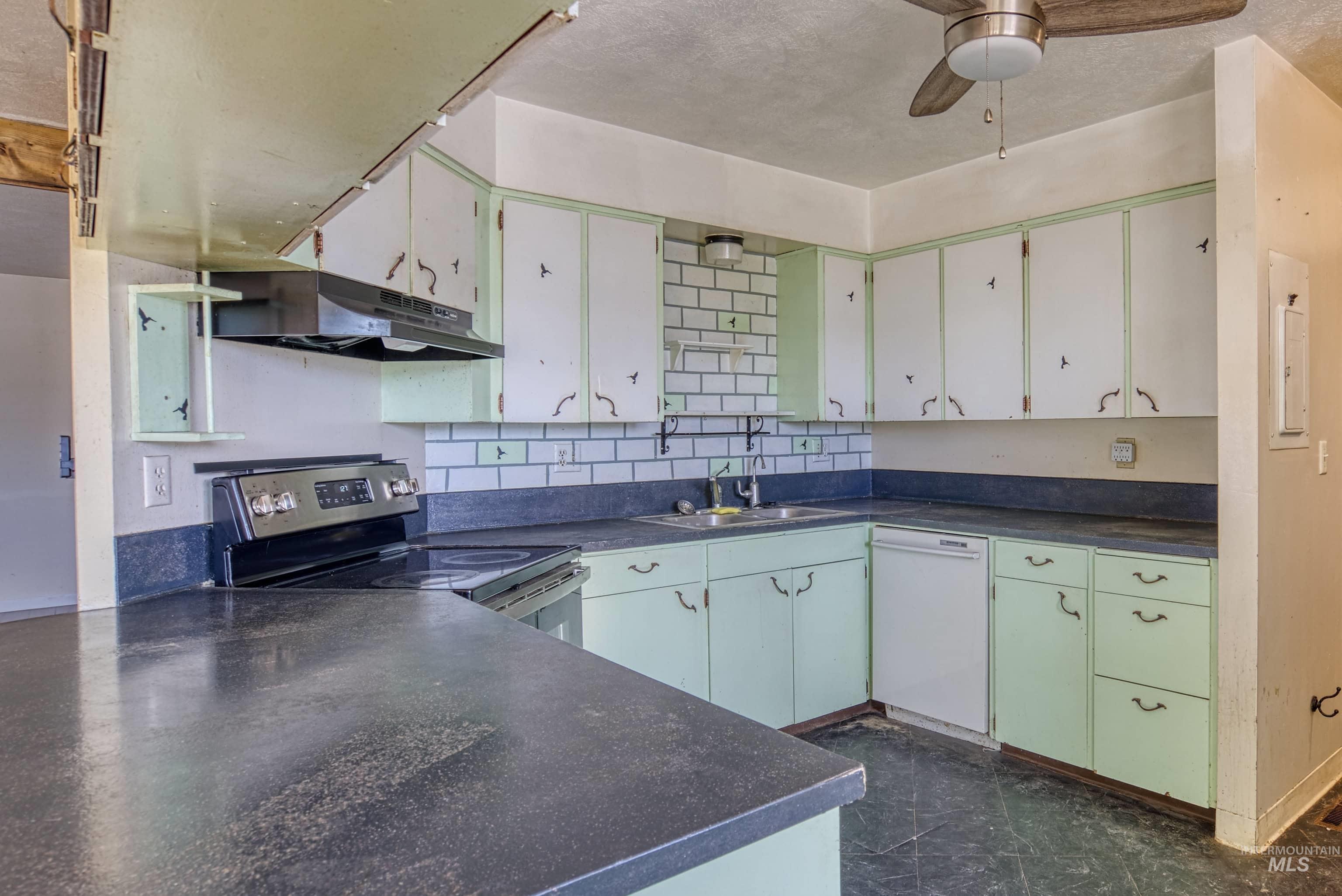 425 W Peach Rd, Ontario, Oregon 97914, 5 Bedrooms, 2 Bathrooms, Residential For Sale, Price $570,000, 98998386