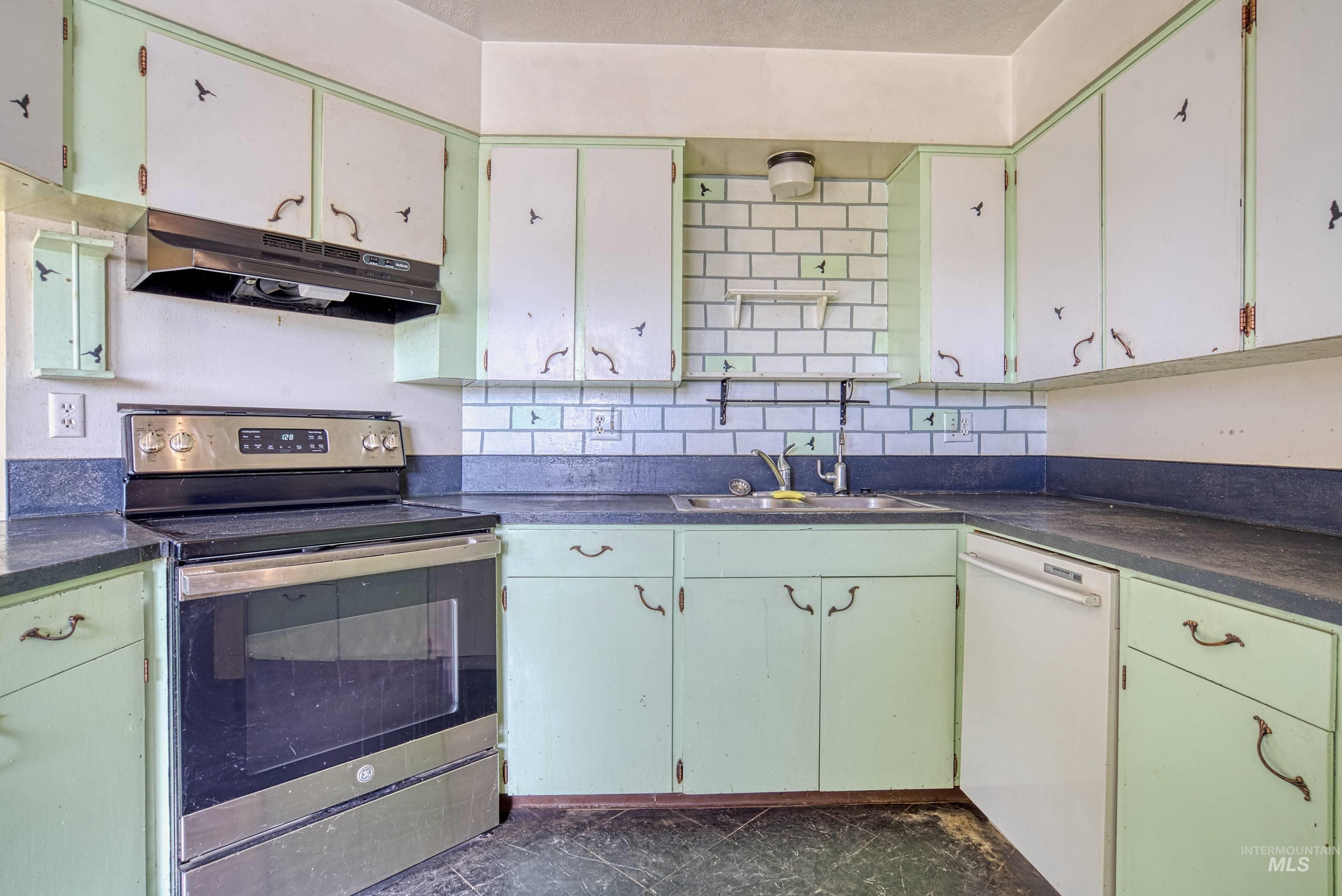425 W Peach Rd, Ontario, Oregon 97914, 5 Bedrooms, 2 Bathrooms, Residential For Sale, Price $570,000, 98998386