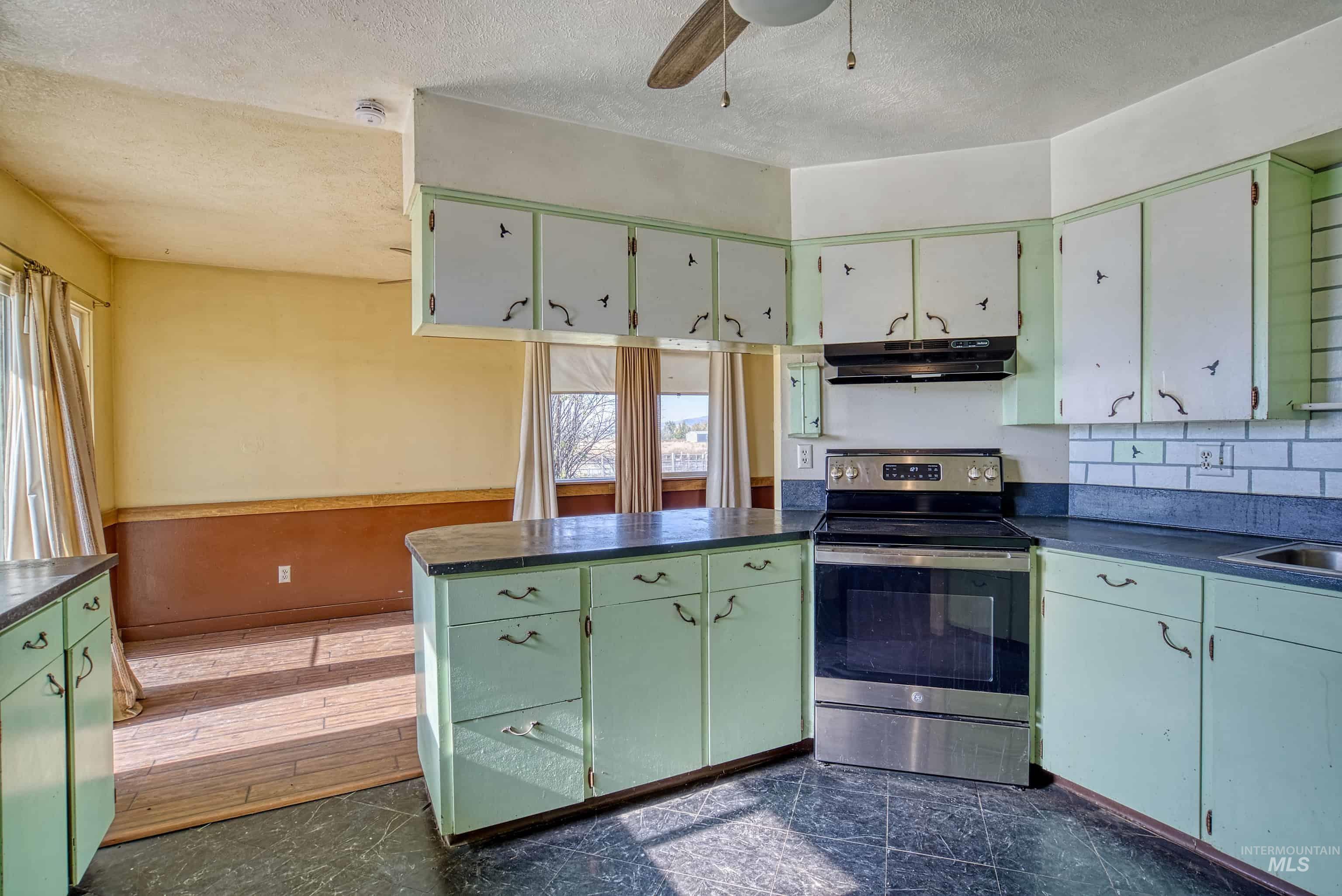 425 W Peach Rd, Ontario, Oregon 97914, 5 Bedrooms, 2 Bathrooms, Residential For Sale, Price $570,000, 98998386