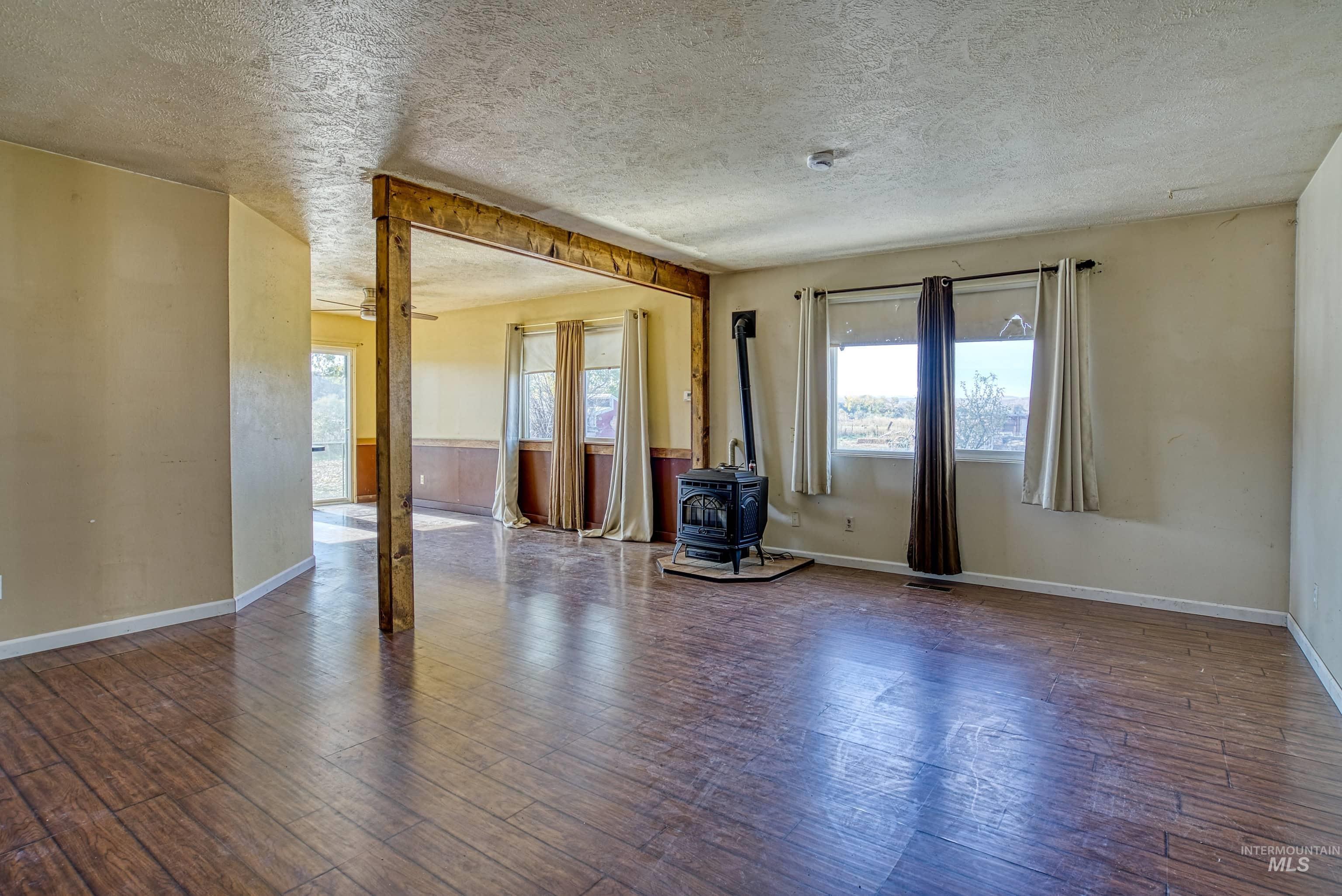 425 W Peach Rd, Ontario, Oregon 97914, 5 Bedrooms, 2 Bathrooms, Residential For Sale, Price $570,000, 98998386