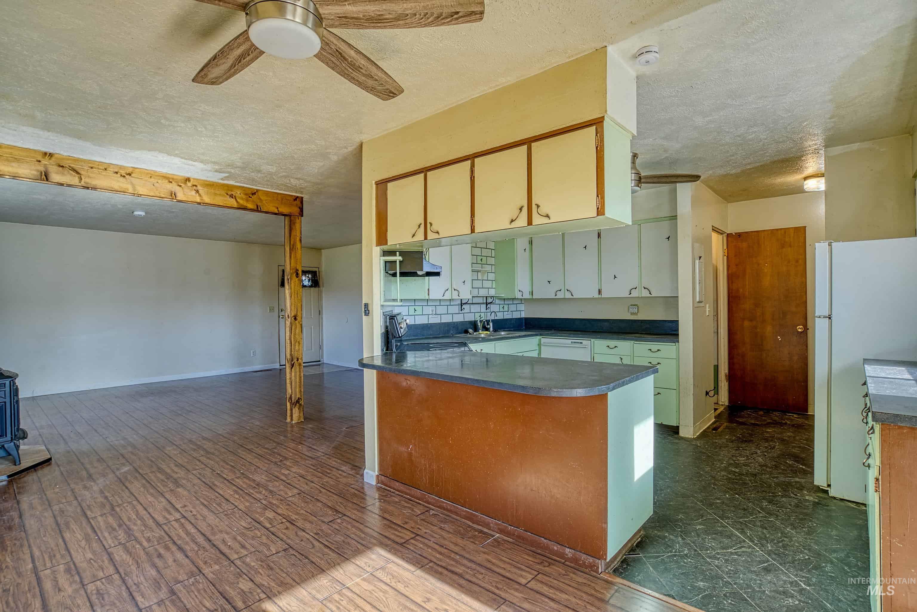 425 W Peach Rd, Ontario, Oregon 97914, 5 Bedrooms, 2 Bathrooms, Residential For Sale, Price $570,000, 98998386