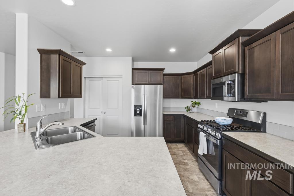 522 Belville Place, Caldwell, Idaho 83605, 3 Bedrooms, 2 Bathrooms, Residential For Sale, Price $429,990,MLS 98998395