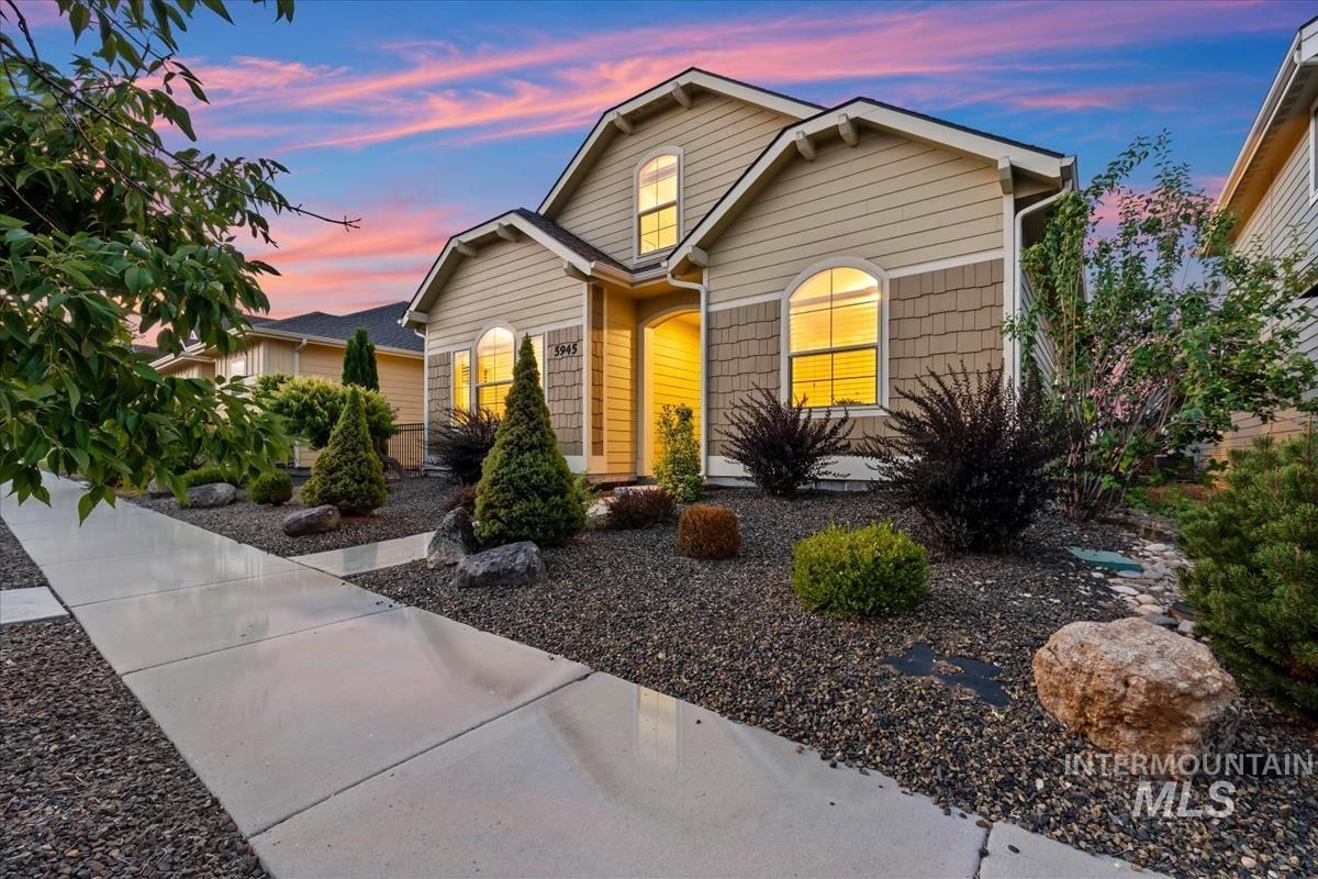 5945 W Beaufort Street, Boise, Idaho 83714, 4 Bedrooms, 2.5 Bathrooms, Residential For Sale, Price $575,000,MLS 98998407
