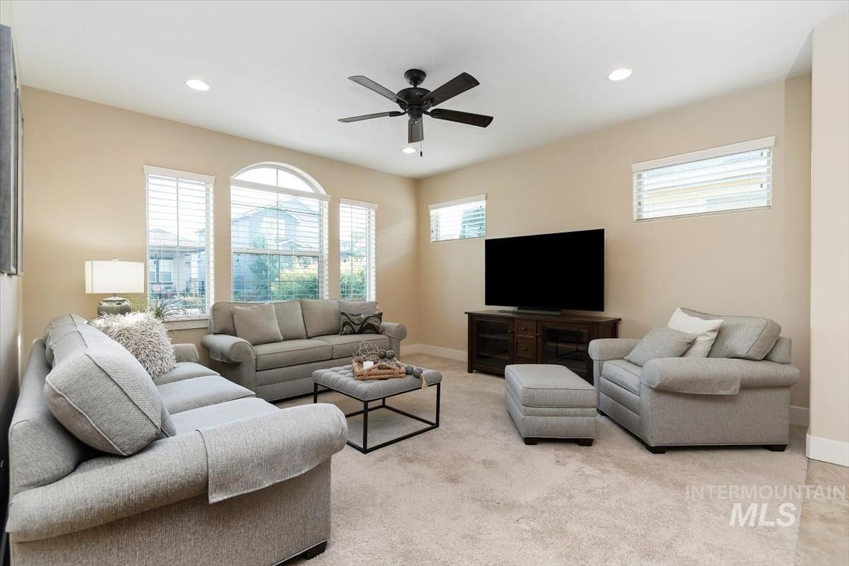 5945 W Beaufort Street, Boise, Idaho 83714, 4 Bedrooms, 2.5 Bathrooms, Residential For Sale, Price $575,000,MLS 98998407
