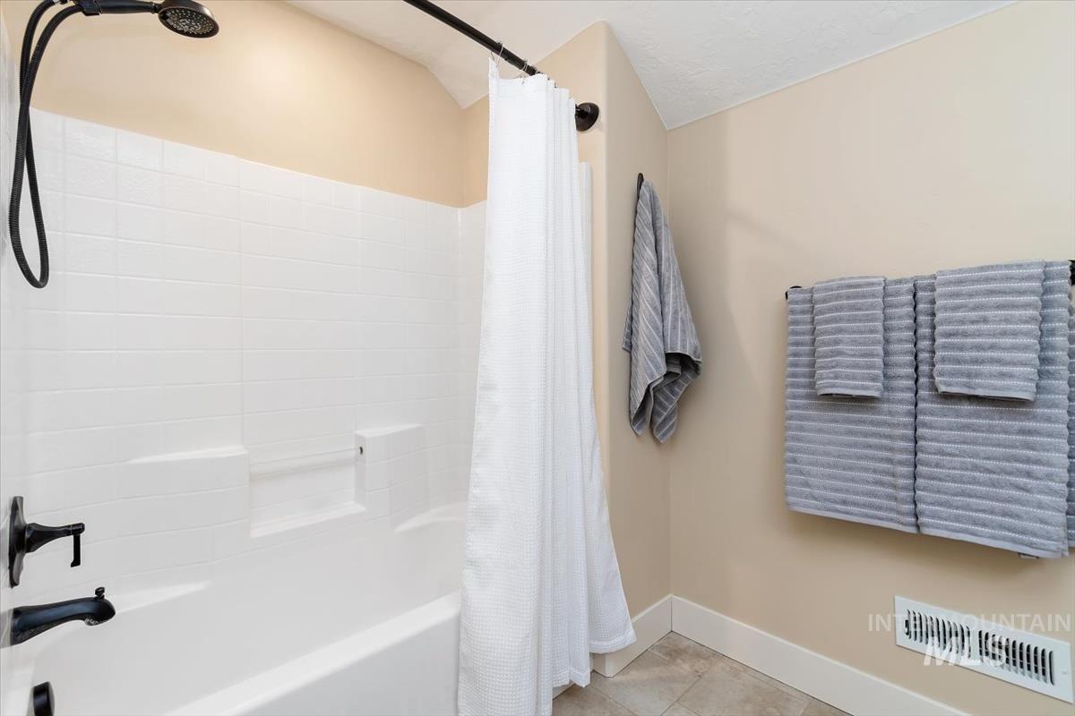 5945 W Beaufort Street, Boise, Idaho 83714, 4 Bedrooms, 2.5 Bathrooms, Residential For Sale, Price $575,000,MLS 98998407