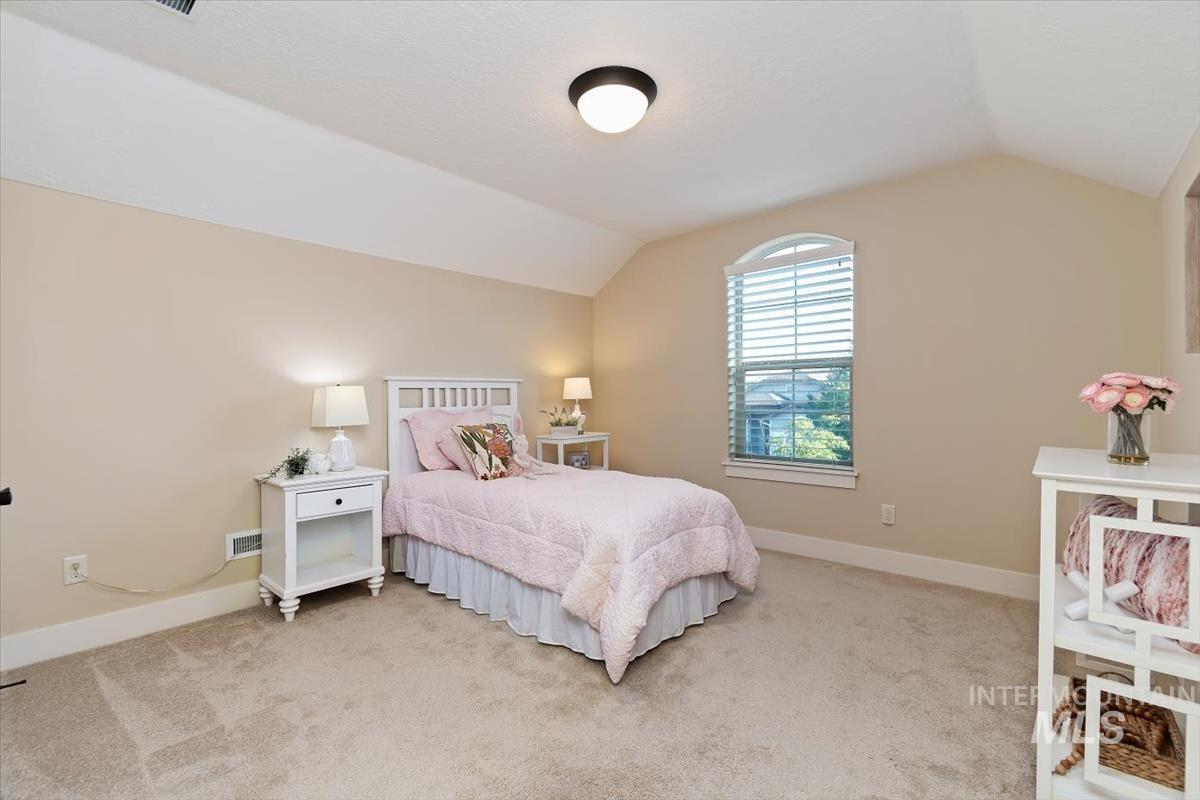 5945 W Beaufort Street, Boise, Idaho 83714, 4 Bedrooms, 2.5 Bathrooms, Residential For Sale, Price $575,000,MLS 98998407