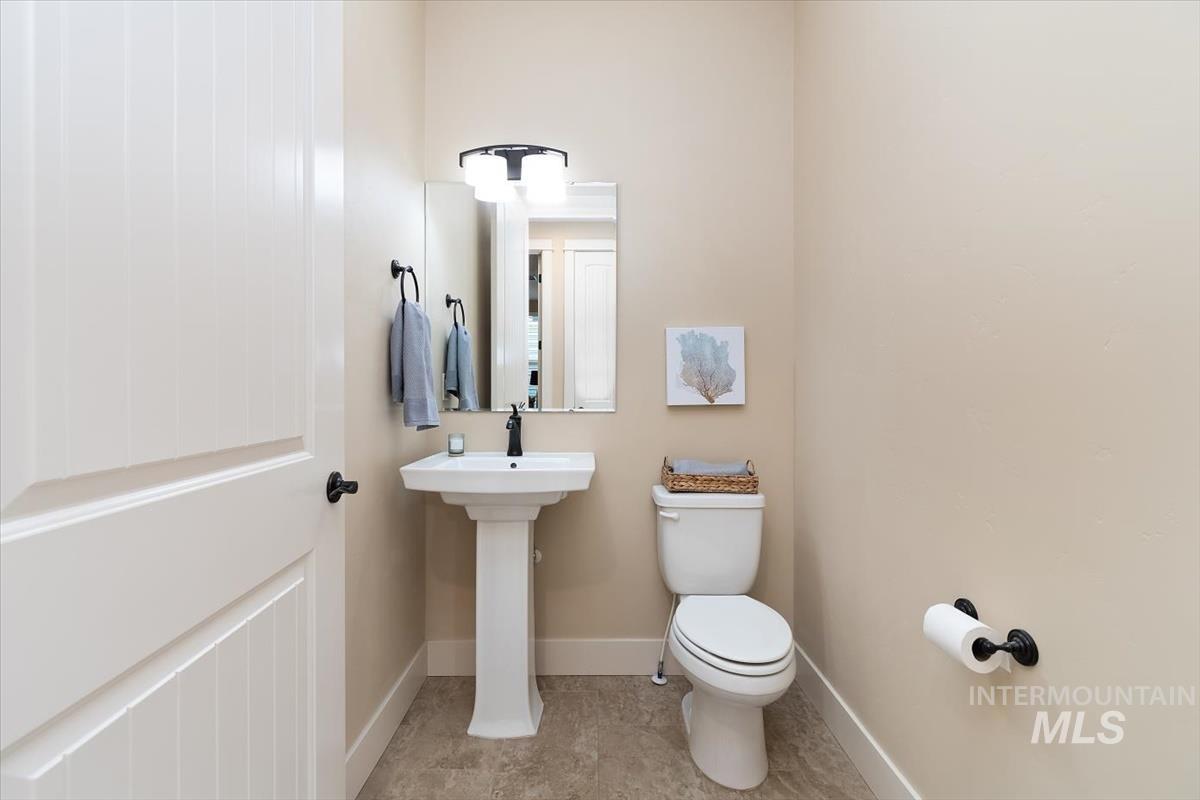 5945 W Beaufort Street, Boise, Idaho 83714, 4 Bedrooms, 2.5 Bathrooms, Residential For Sale, Price $575,000,MLS 98998407