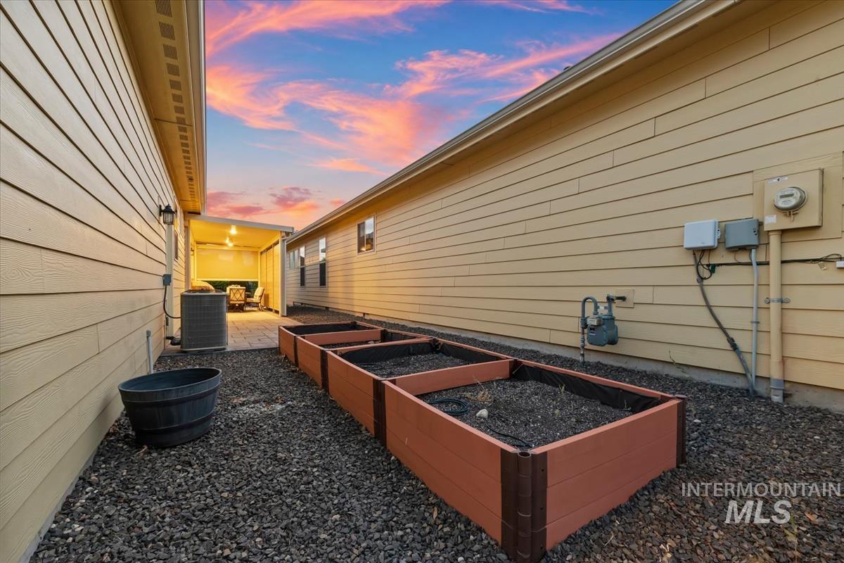5945 W Beaufort Street, Boise, Idaho 83714, 4 Bedrooms, 2.5 Bathrooms, Residential For Sale, Price $575,000,MLS 98998407