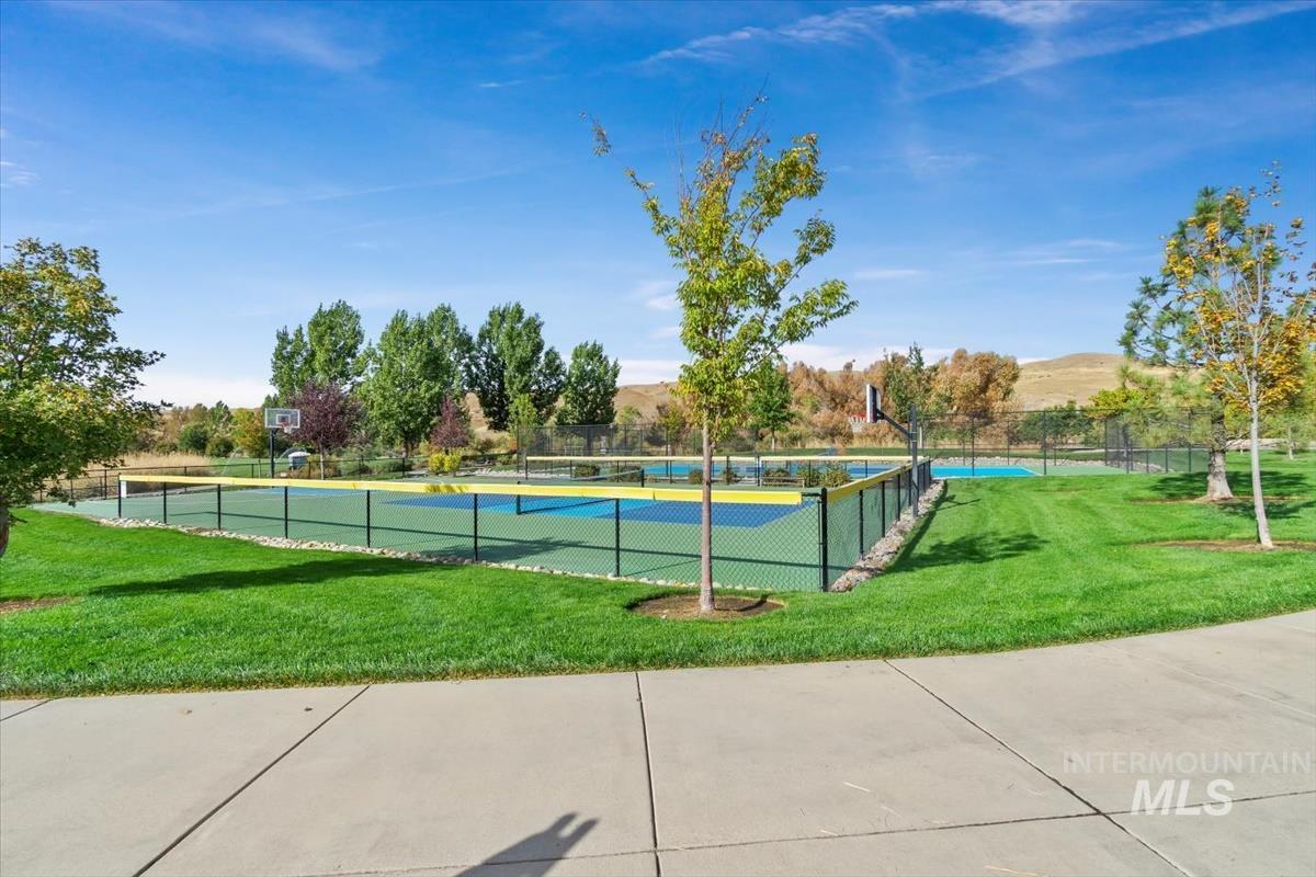 5945 W Beaufort Street, Boise, Idaho 83714, 4 Bedrooms, 2.5 Bathrooms, Residential For Sale, Price $575,000,MLS 98998407