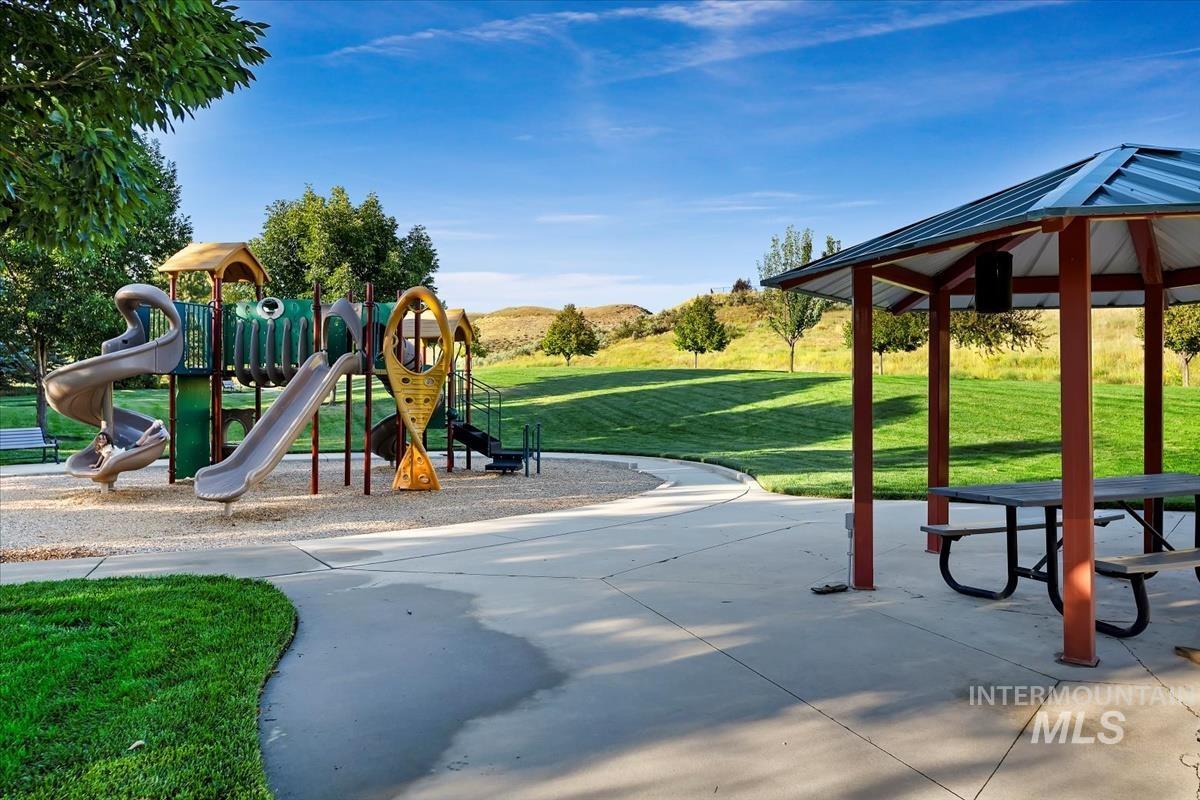 5945 W Beaufort Street, Boise, Idaho 83714, 4 Bedrooms, 2.5 Bathrooms, Residential For Sale, Price $575,000,MLS 98998407